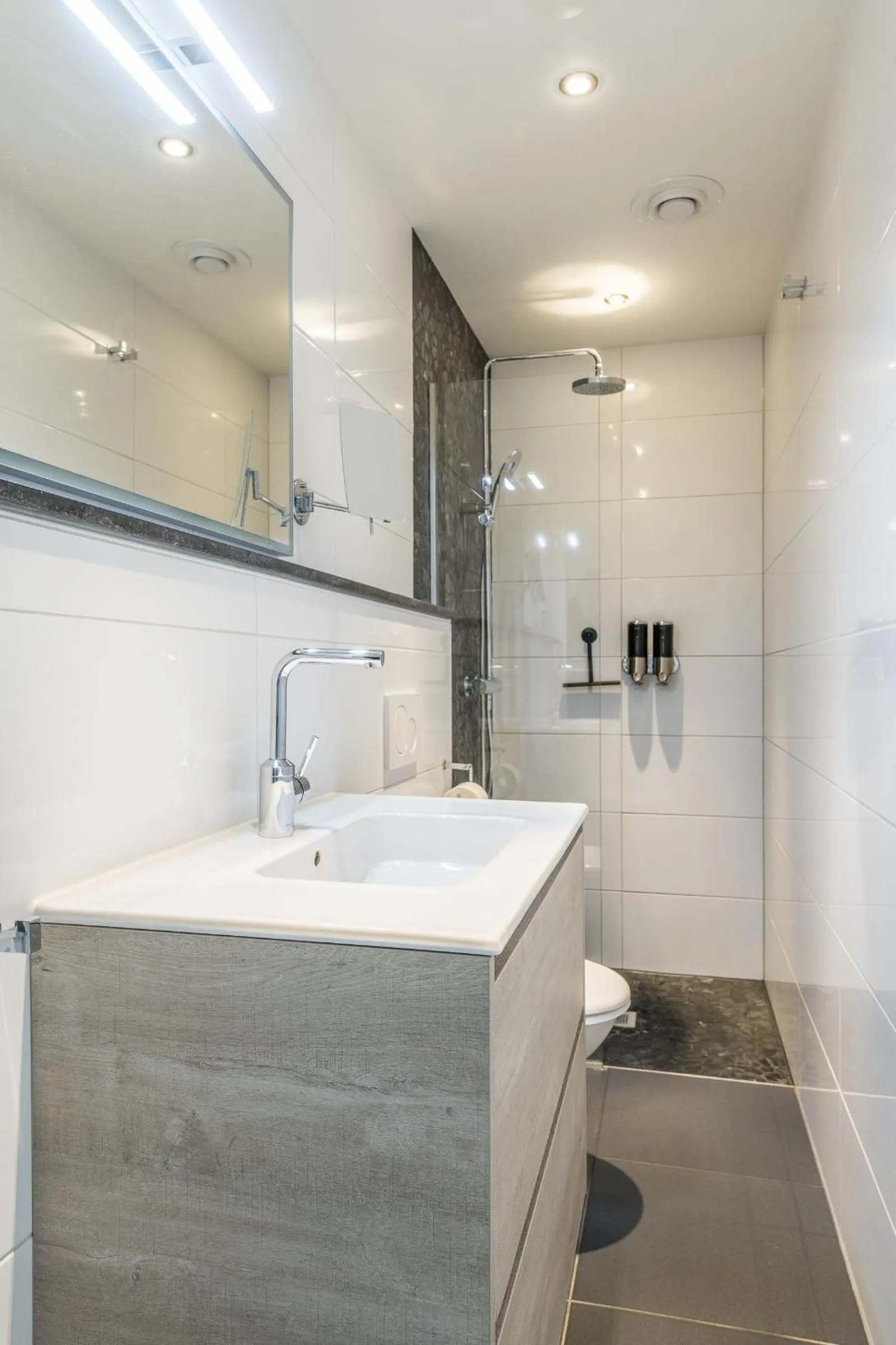 Shower in Hotel Oranjestaete