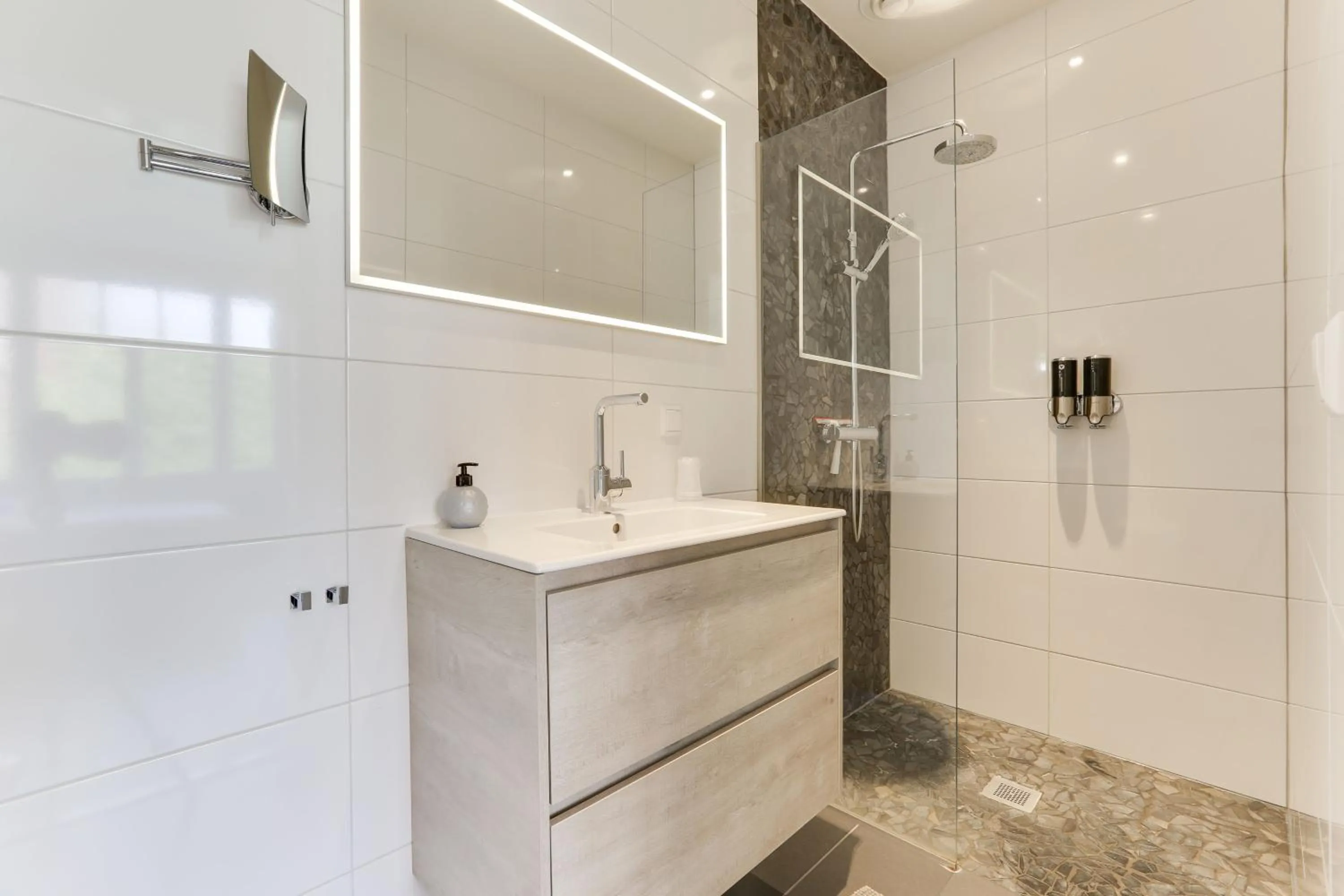 Shower in Hotel Oranjestaete