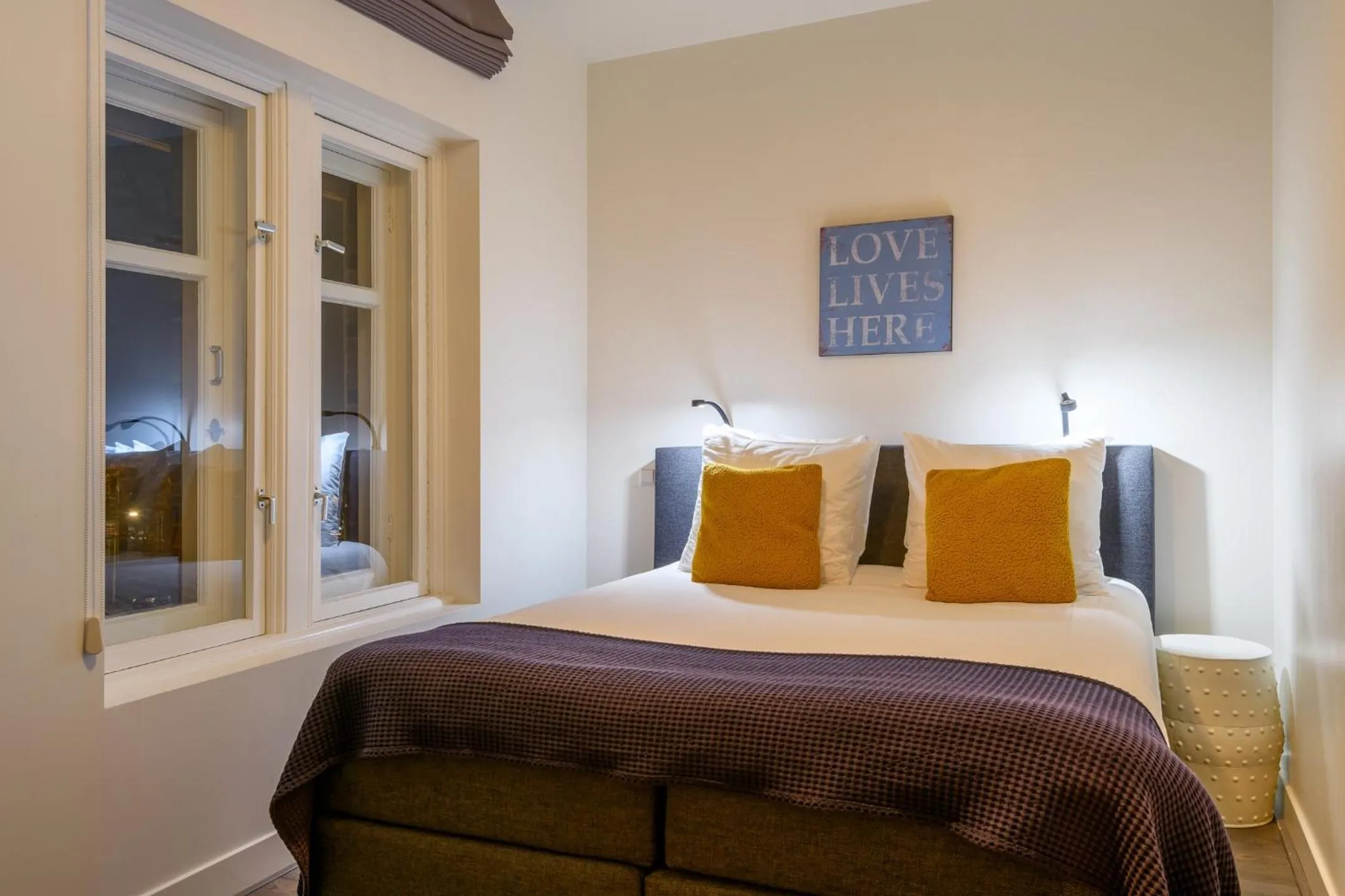 Bed in Hotel Oranjestaete