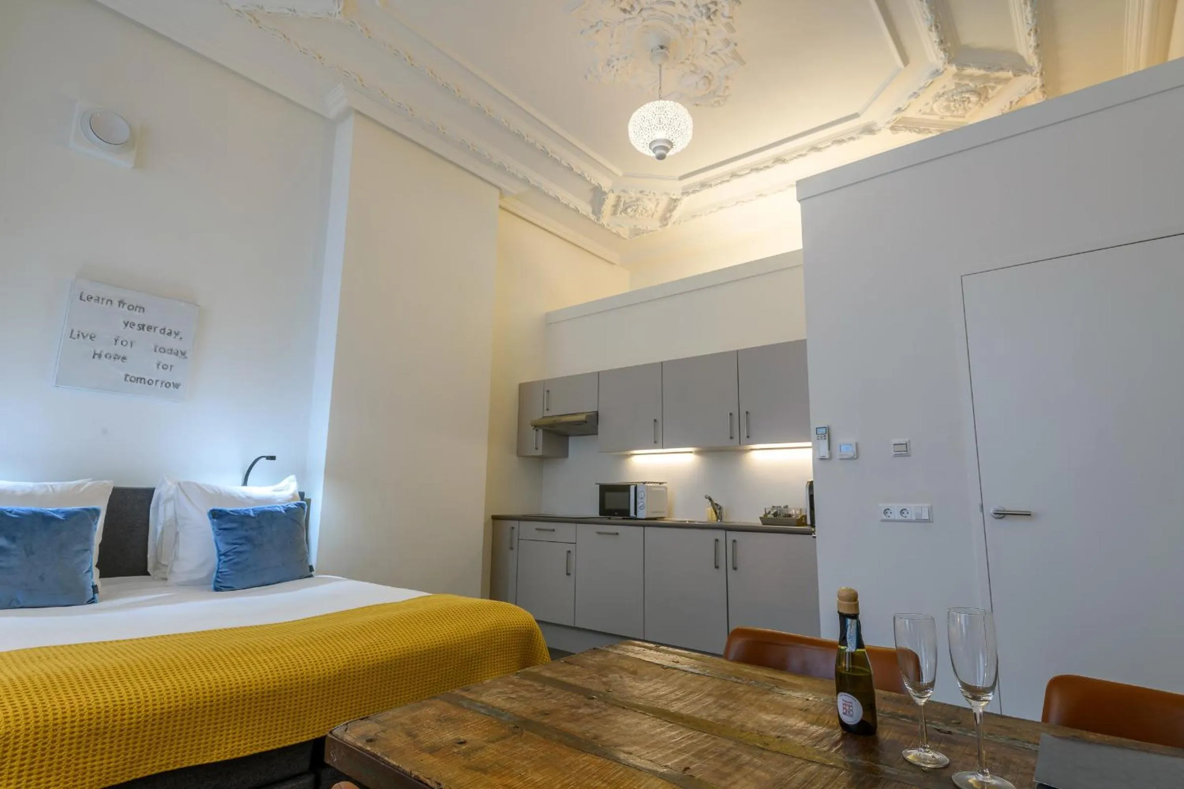 Bed in Hotel Oranjestaete