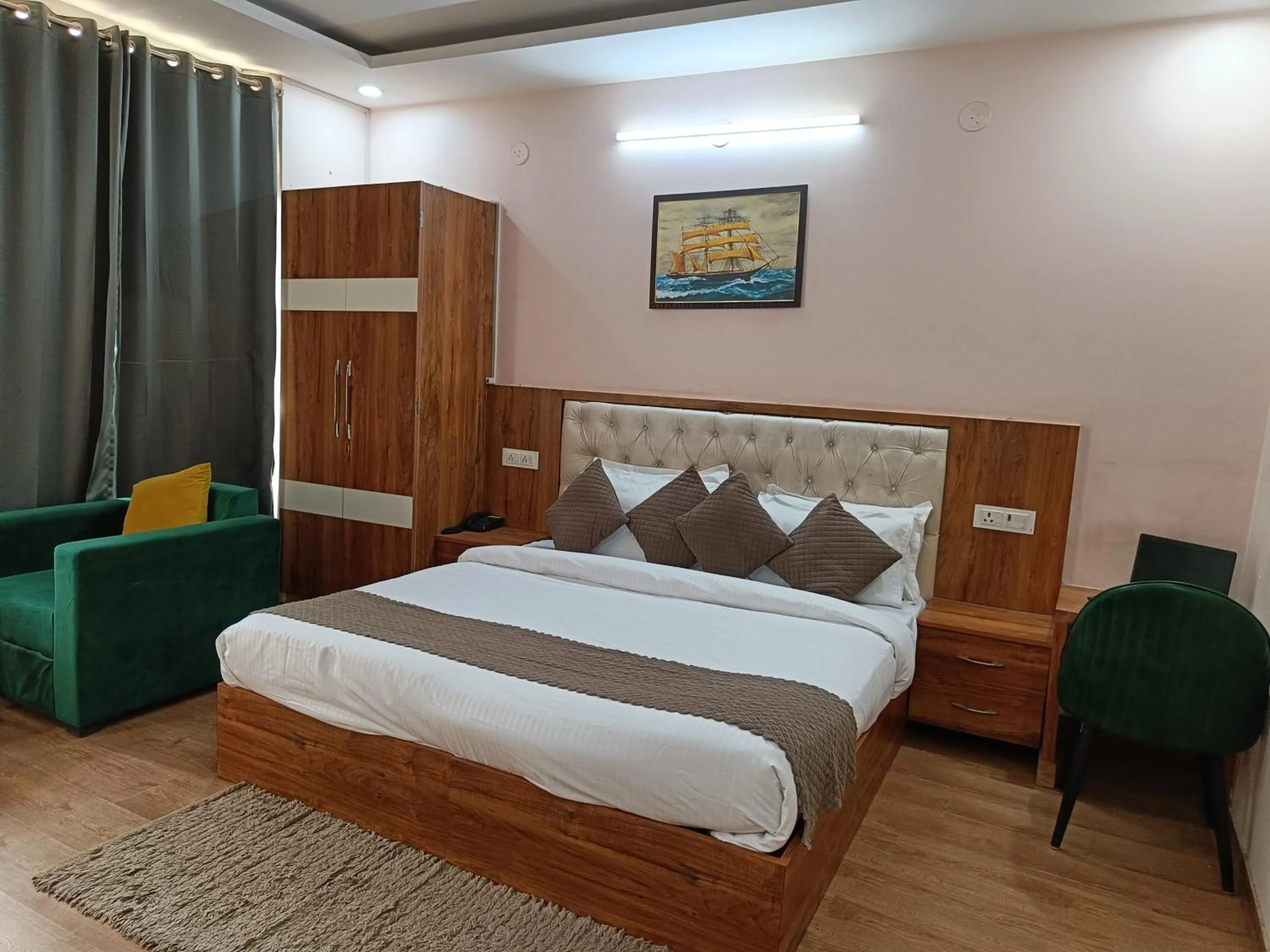 TV and multimedia, Bed in The Sandalwood Hotel I Sec-38 I Near Medanta Medicity Gurgaon