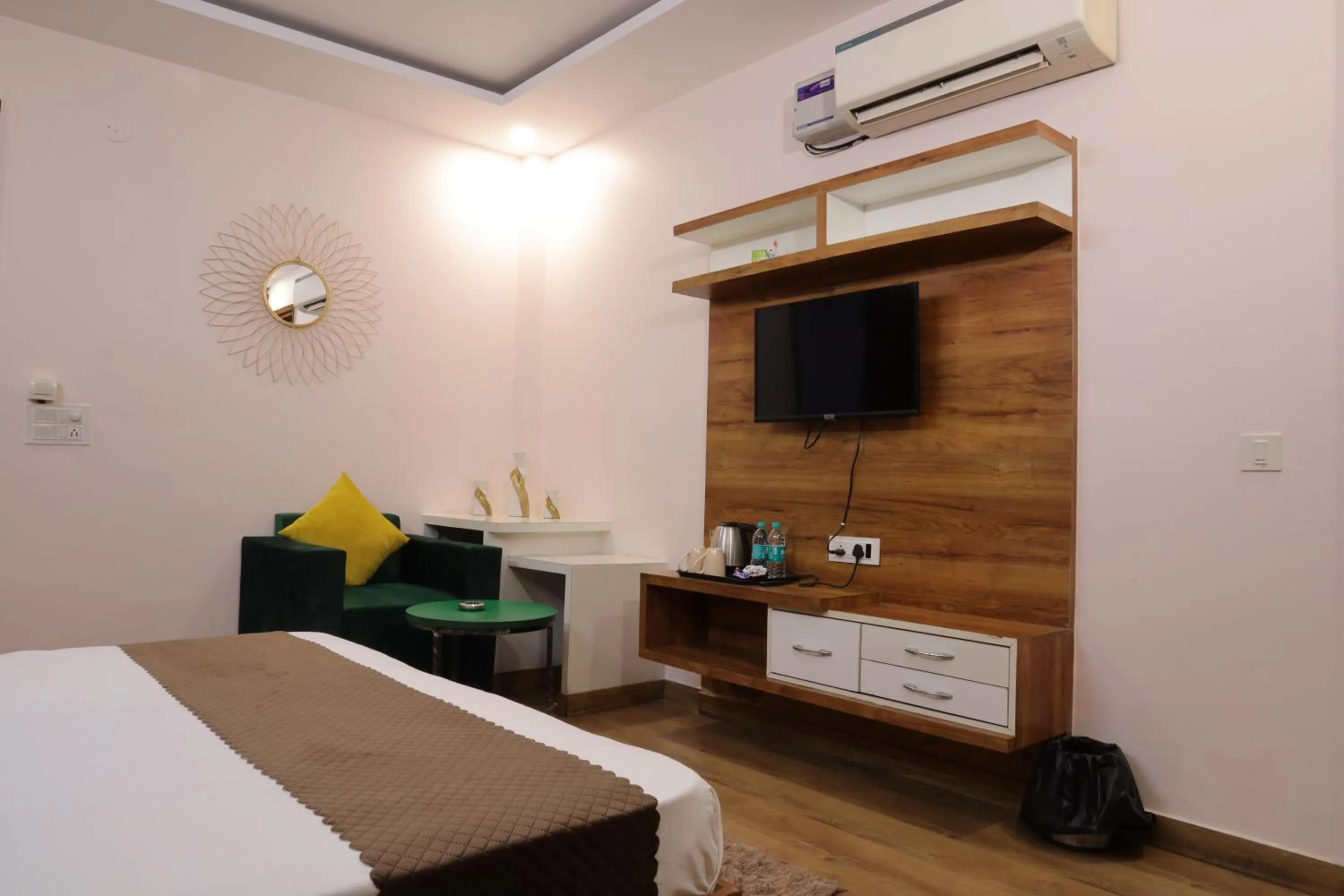 Communal lounge/ TV room, Bed in The Sandalwood Hotel I Sec-38 I Near Medanta Medicity Gurgaon