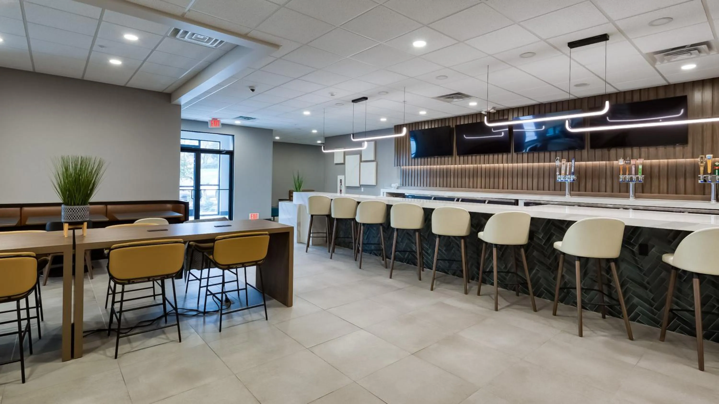Lounge or bar in Holiday Inn Nashville Airport by IHG