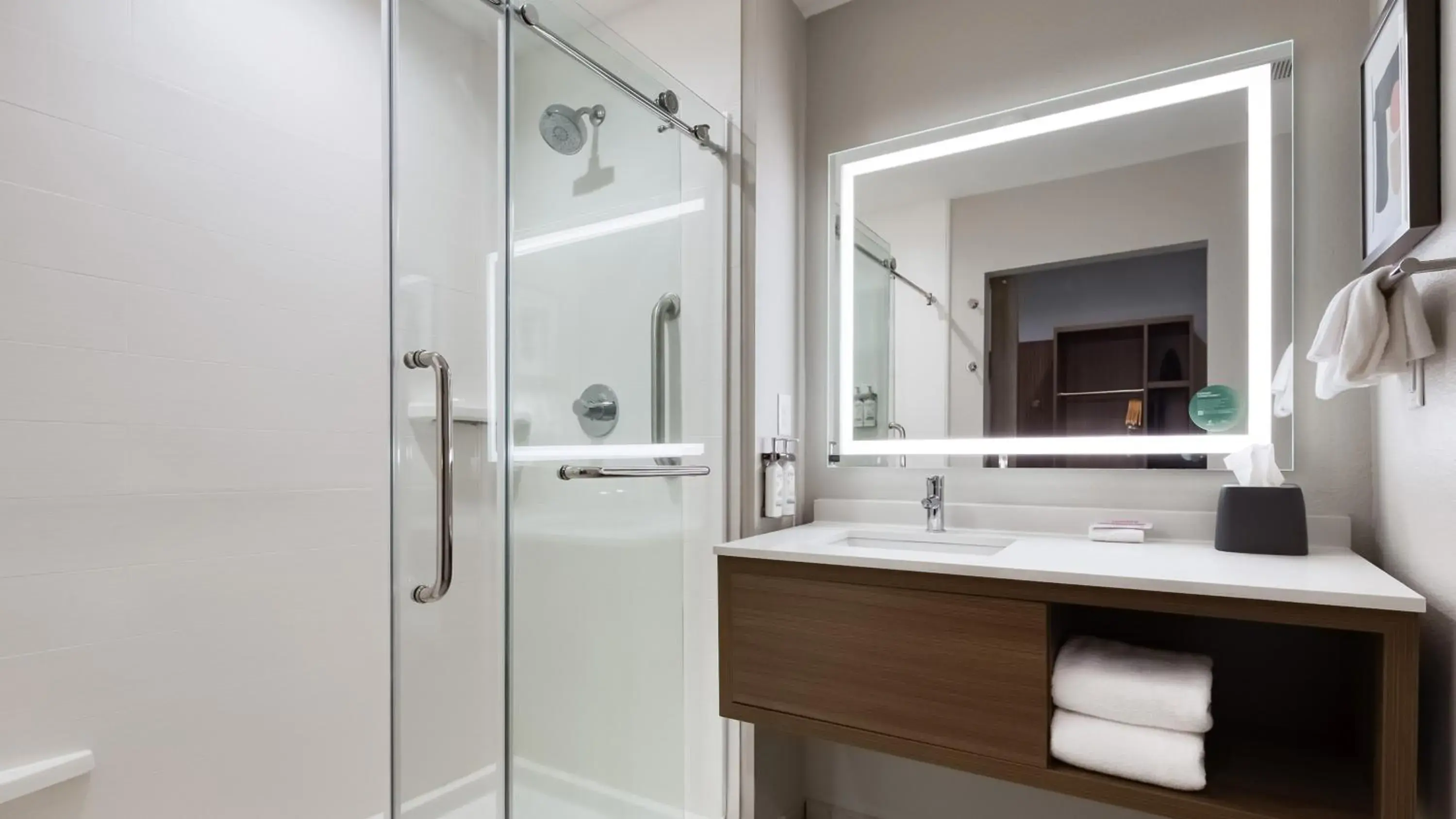 Standard King Room in Holiday Inn Nashville Airport by IHG Standard King Room in Holiday Inn Nashville Airport by IHG