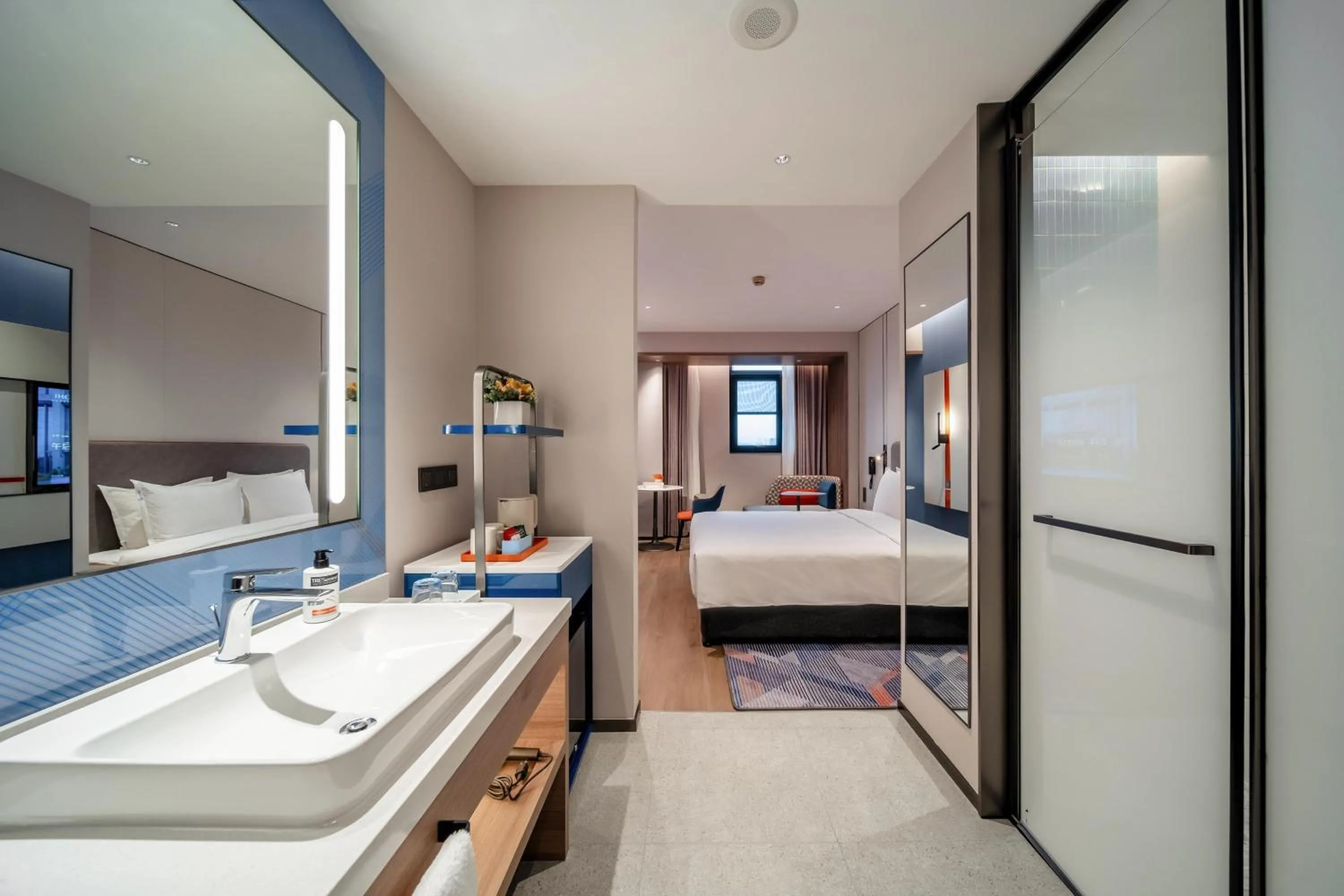 Photo of the whole room, Bed in Holiday Inn Express Shanghai Hongqiao NECC by IHG