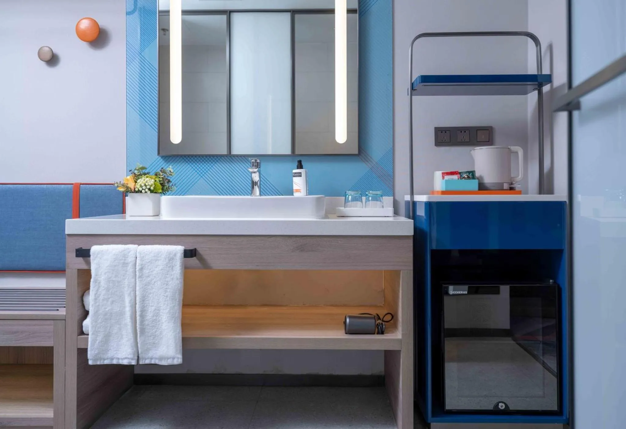 Photo of the whole room, Bed in Holiday Inn Express Shanghai Hongqiao NECC by IHG