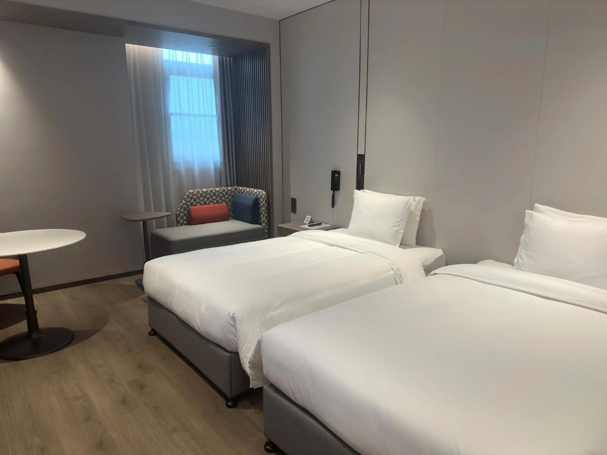 Photo of the whole room, Bed in Holiday Inn Express Shanghai Hongqiao NECC by IHG