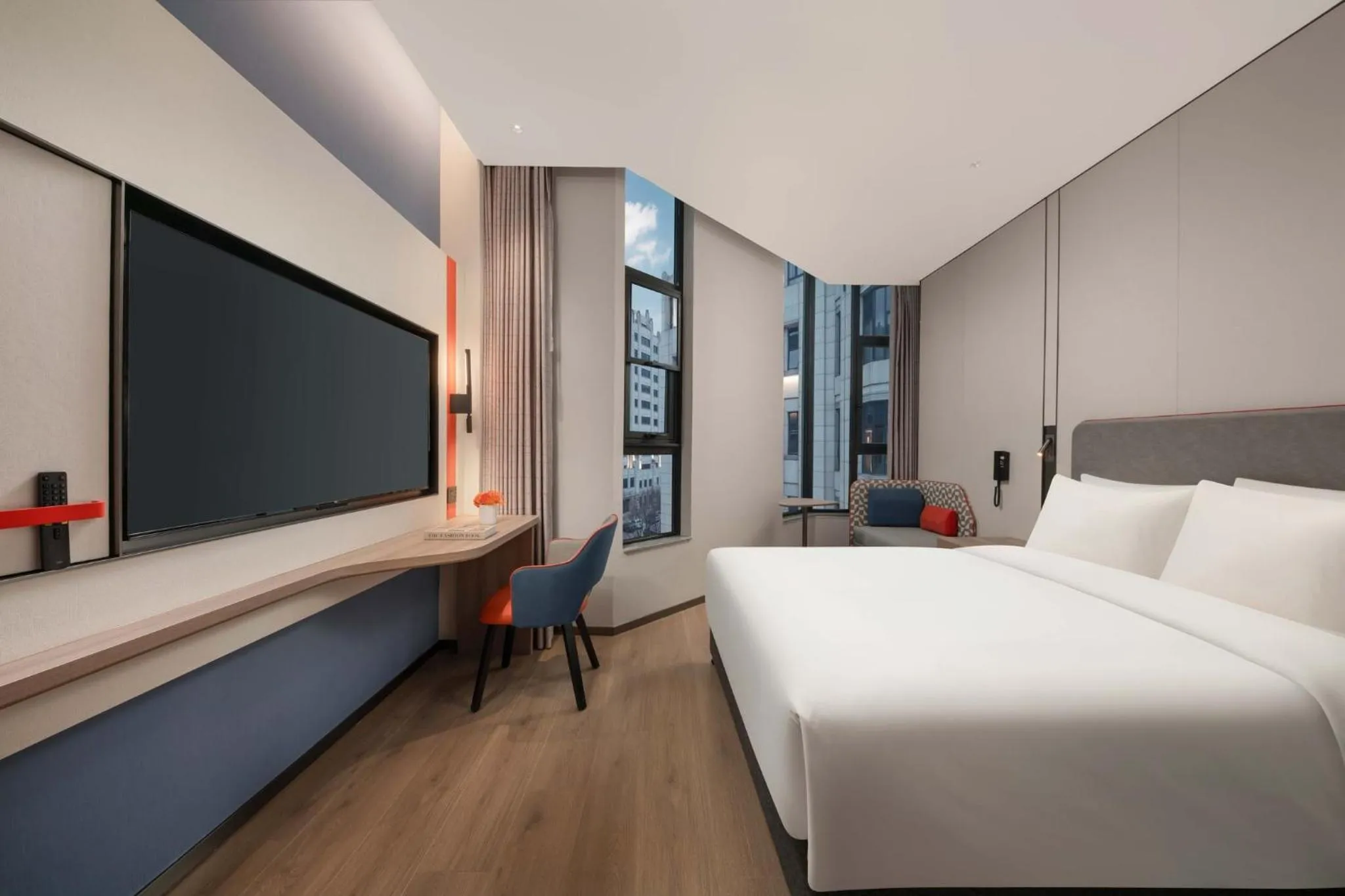 Photo of the whole room, Bed in Holiday Inn Express Shanghai Hongqiao NECC by IHG
