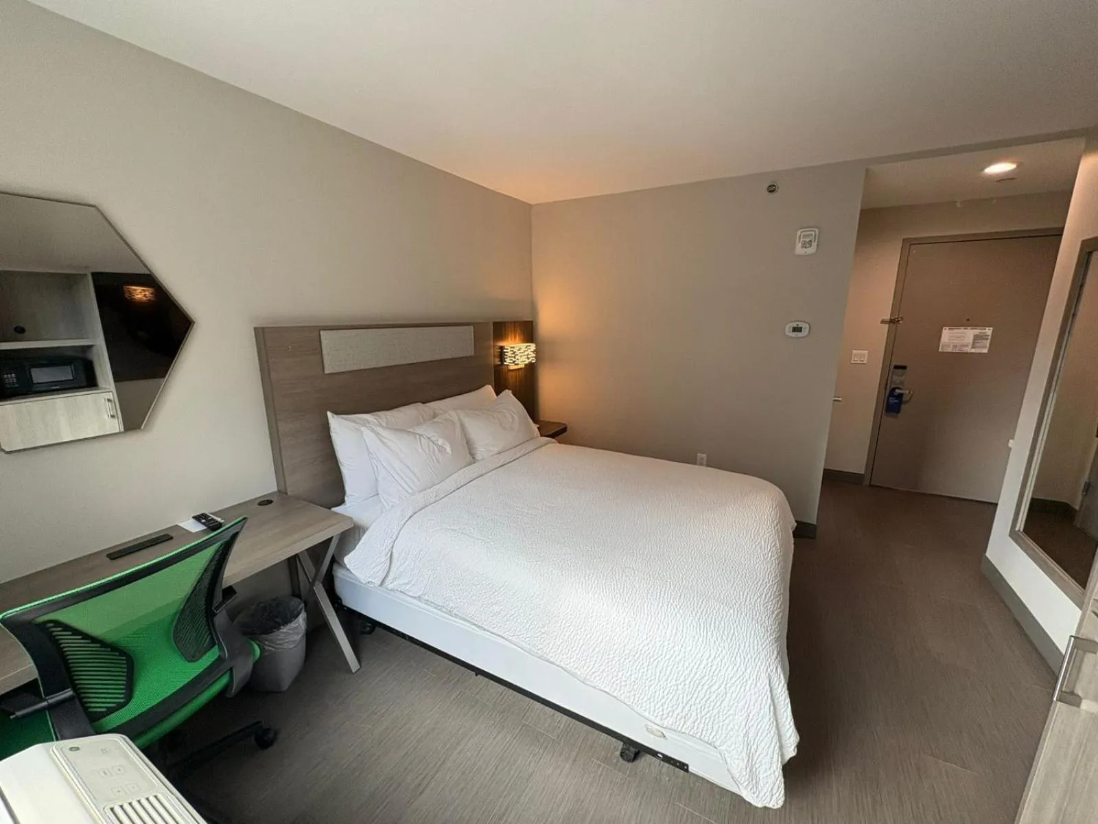 Bedroom, Bed in Holiday Inn Express & Suites Bronx - Zoo Area by IHG