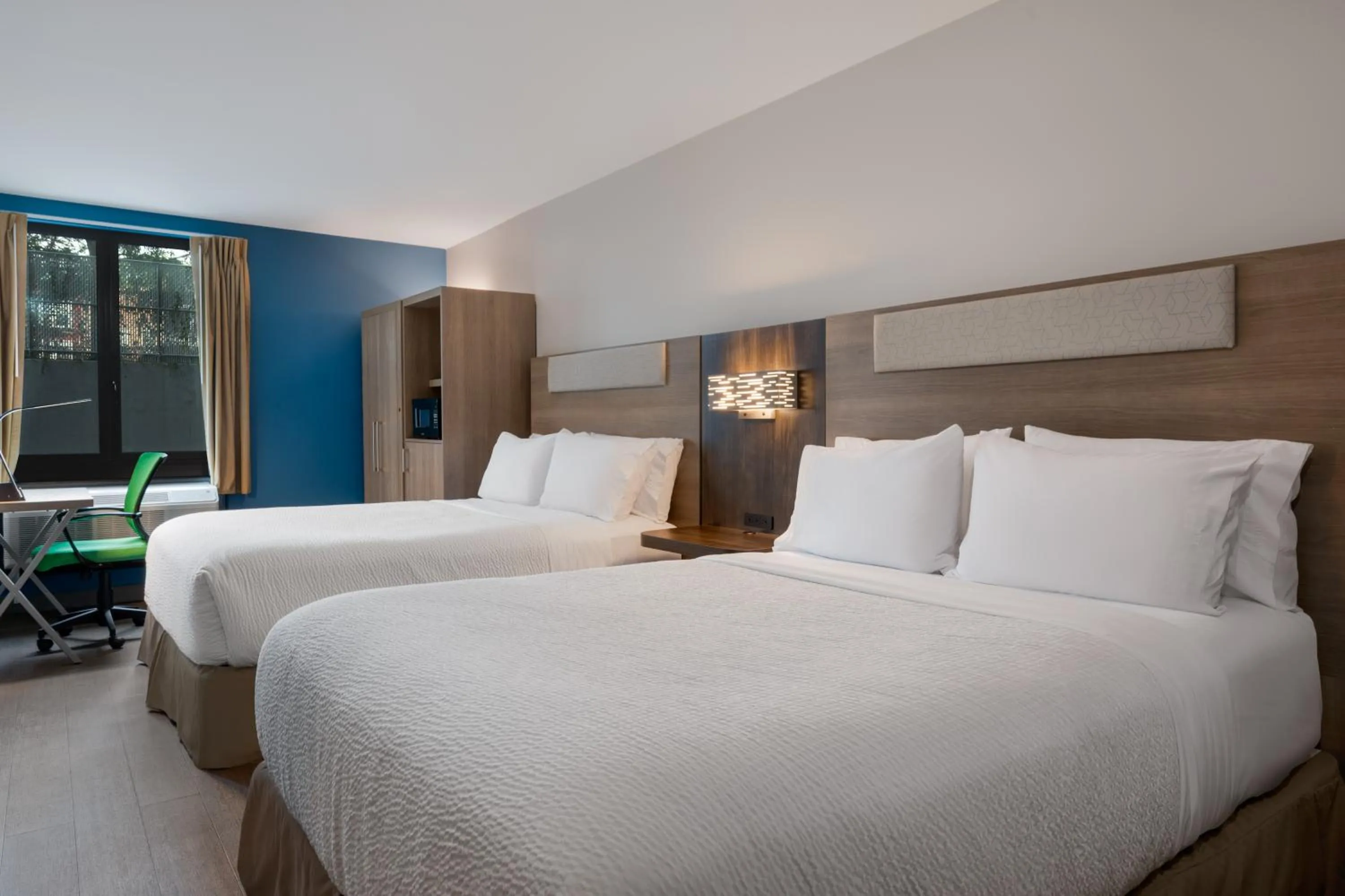 Bed in Holiday Inn Express & Suites Bronx - Zoo Area by IHG