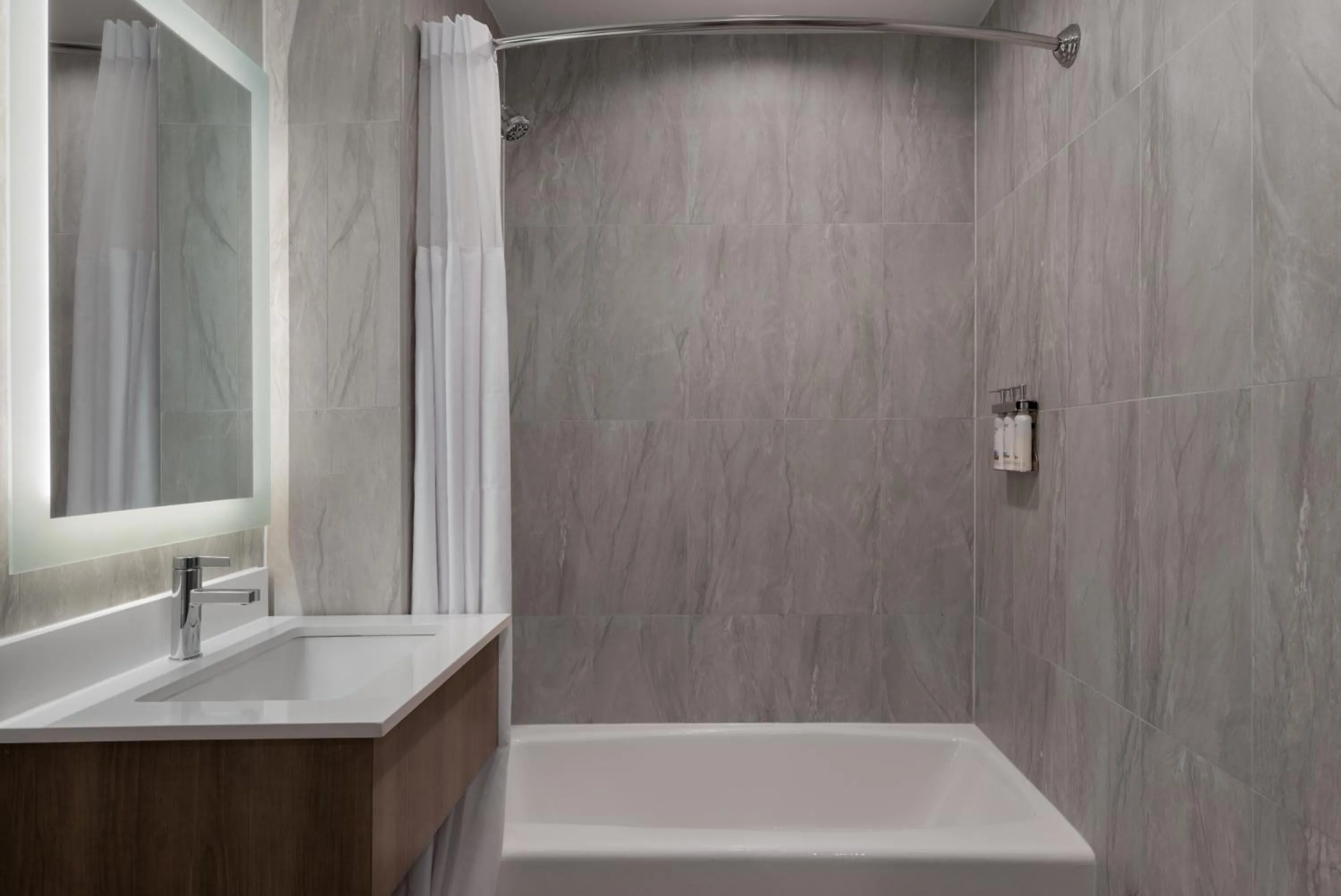 Holiday Inn Express & Suites Bronx - Zoo Area by IHG