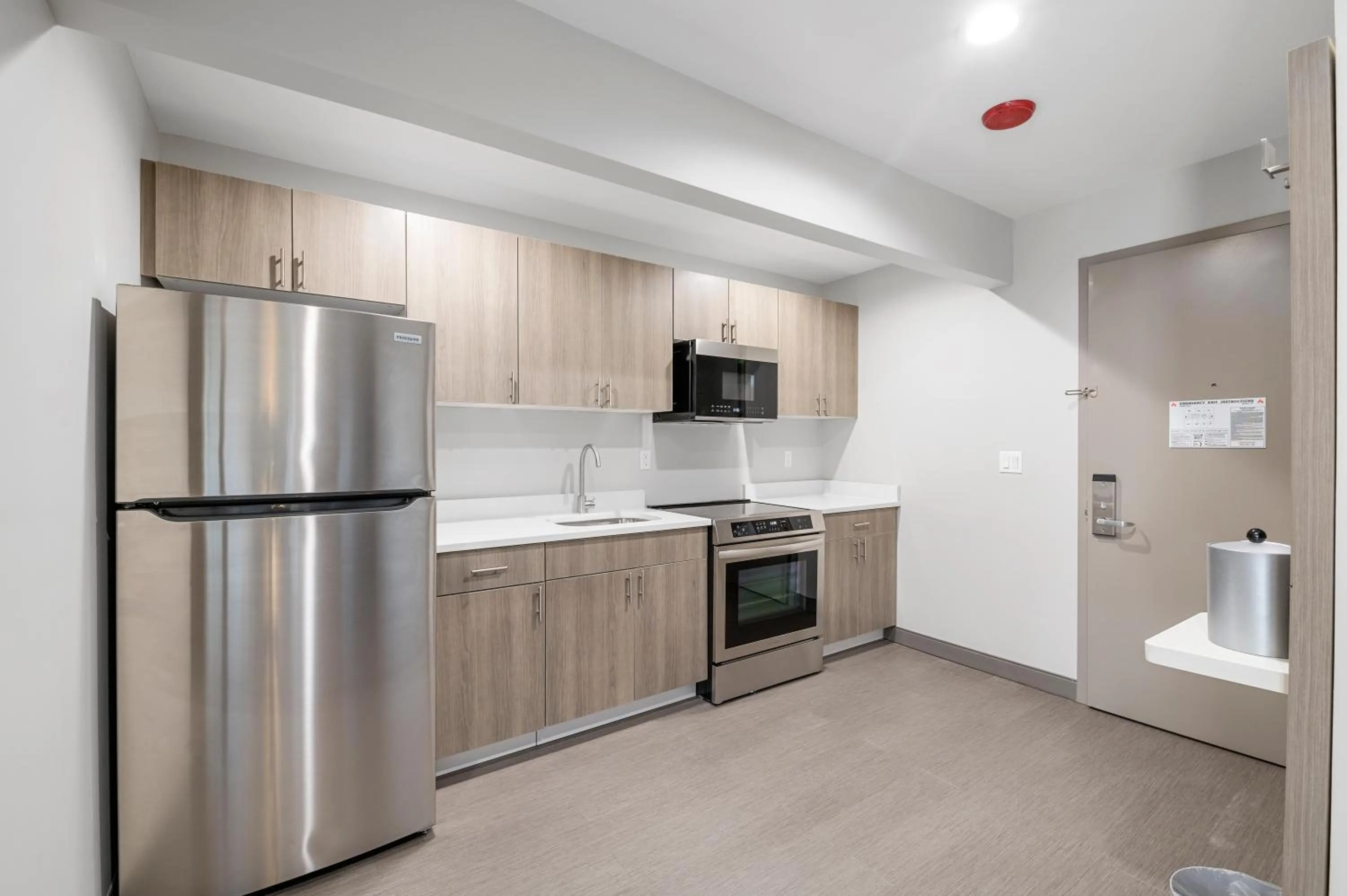 Kitchen or kitchenette in Holiday Inn Express & Suites Bronx - Zoo Area by IHG