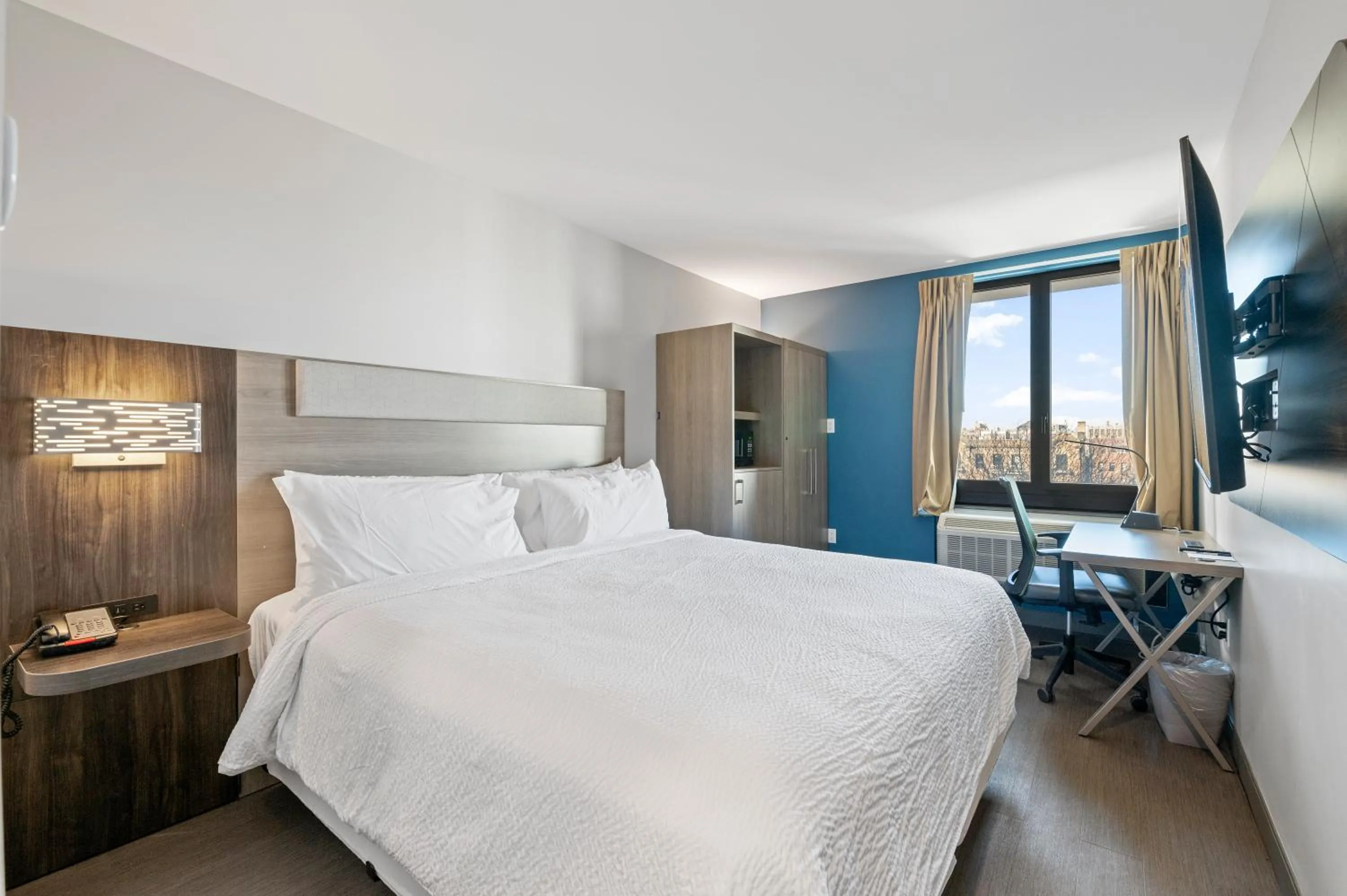Bed in Holiday Inn Express & Suites Bronx - Zoo Area by IHG