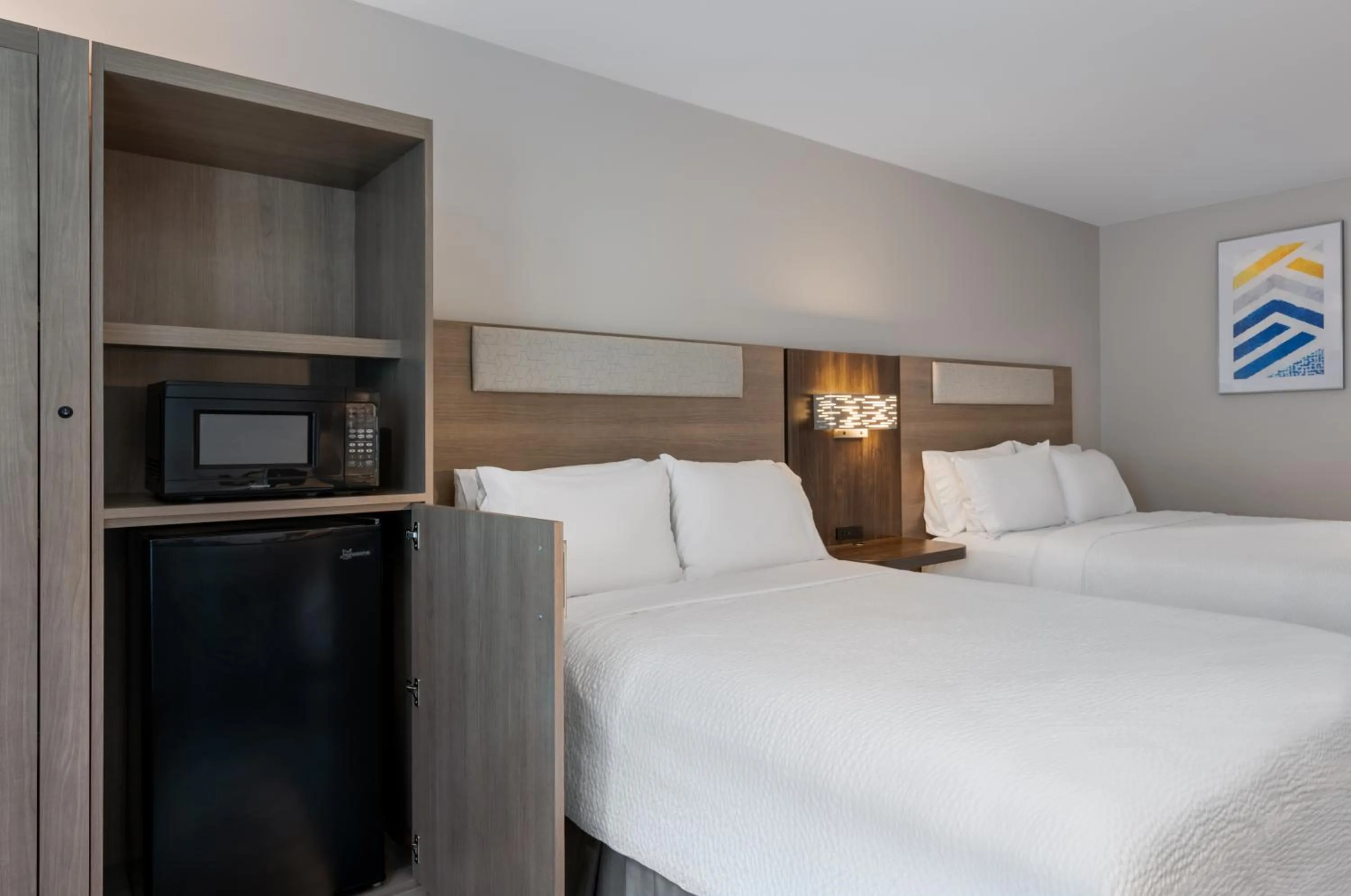 Bed in Holiday Inn Express & Suites Bronx - Zoo Area by IHG