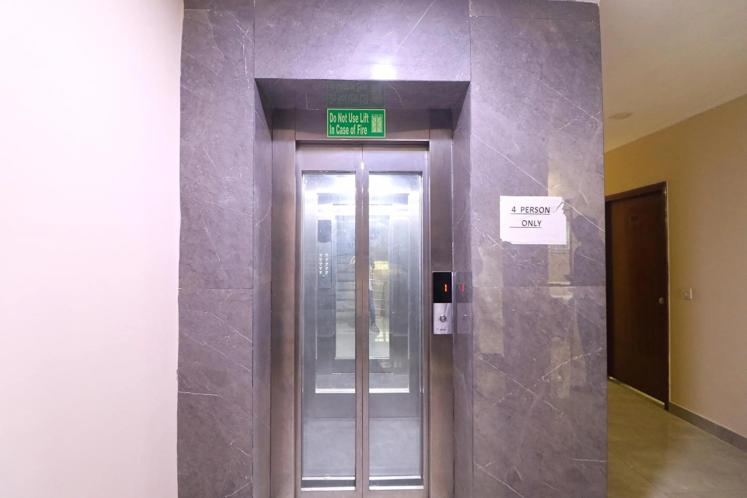 elevator in Hotel Westend Holiday Home 5 mint from Nizamuddin Railway Station