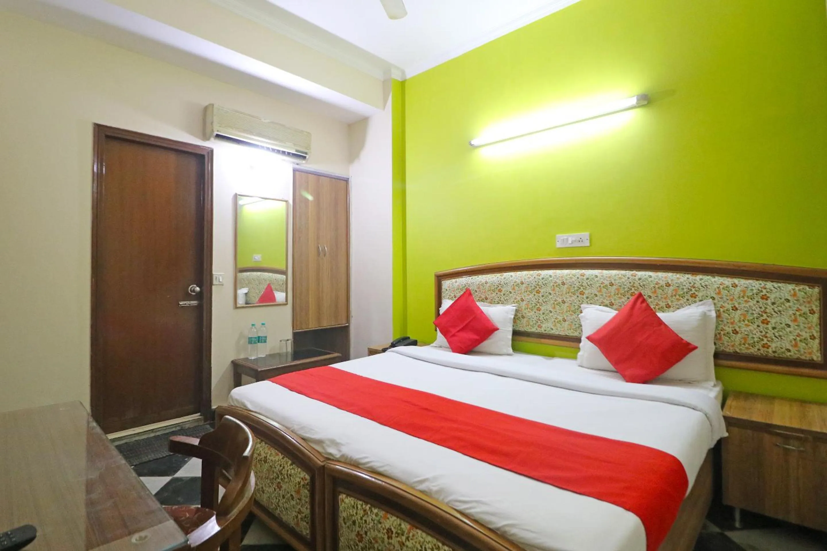 Photo of the whole room in Hotel Westend Holiday Home 5 mint from Nizamuddin Railway Station