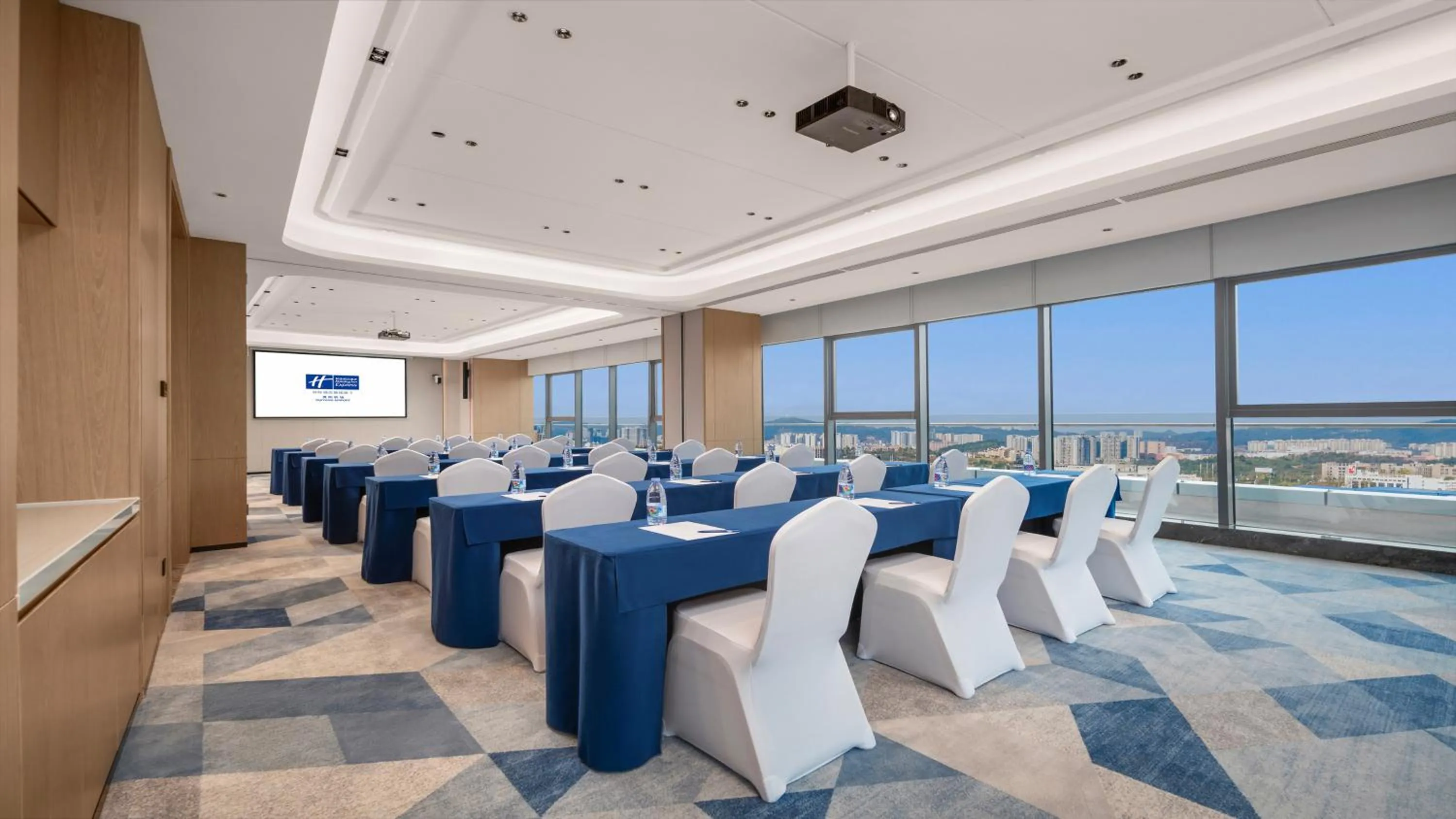 Meeting/conference room in Holiday Inn Express Guiyang Airport, an IHG Hotel