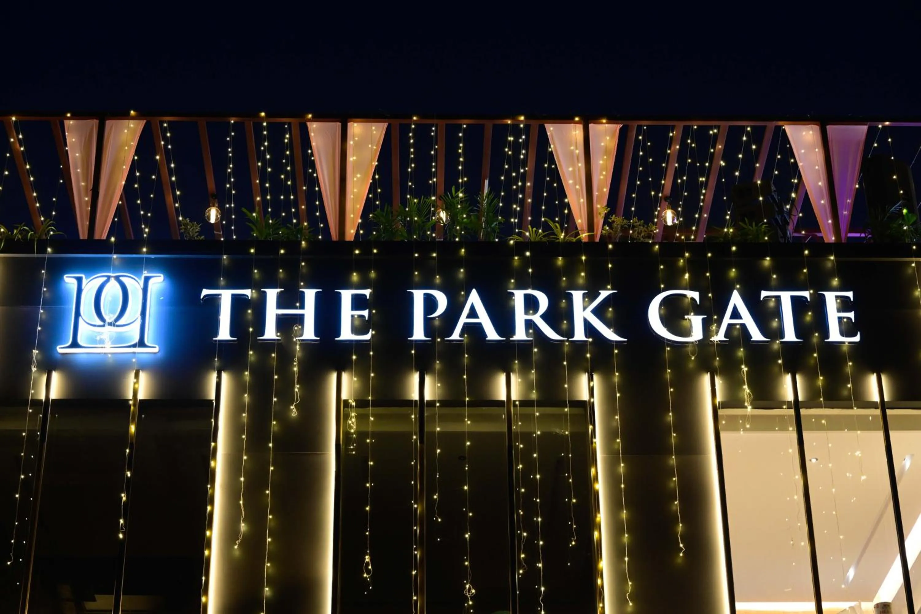Night in THE PARK GATE