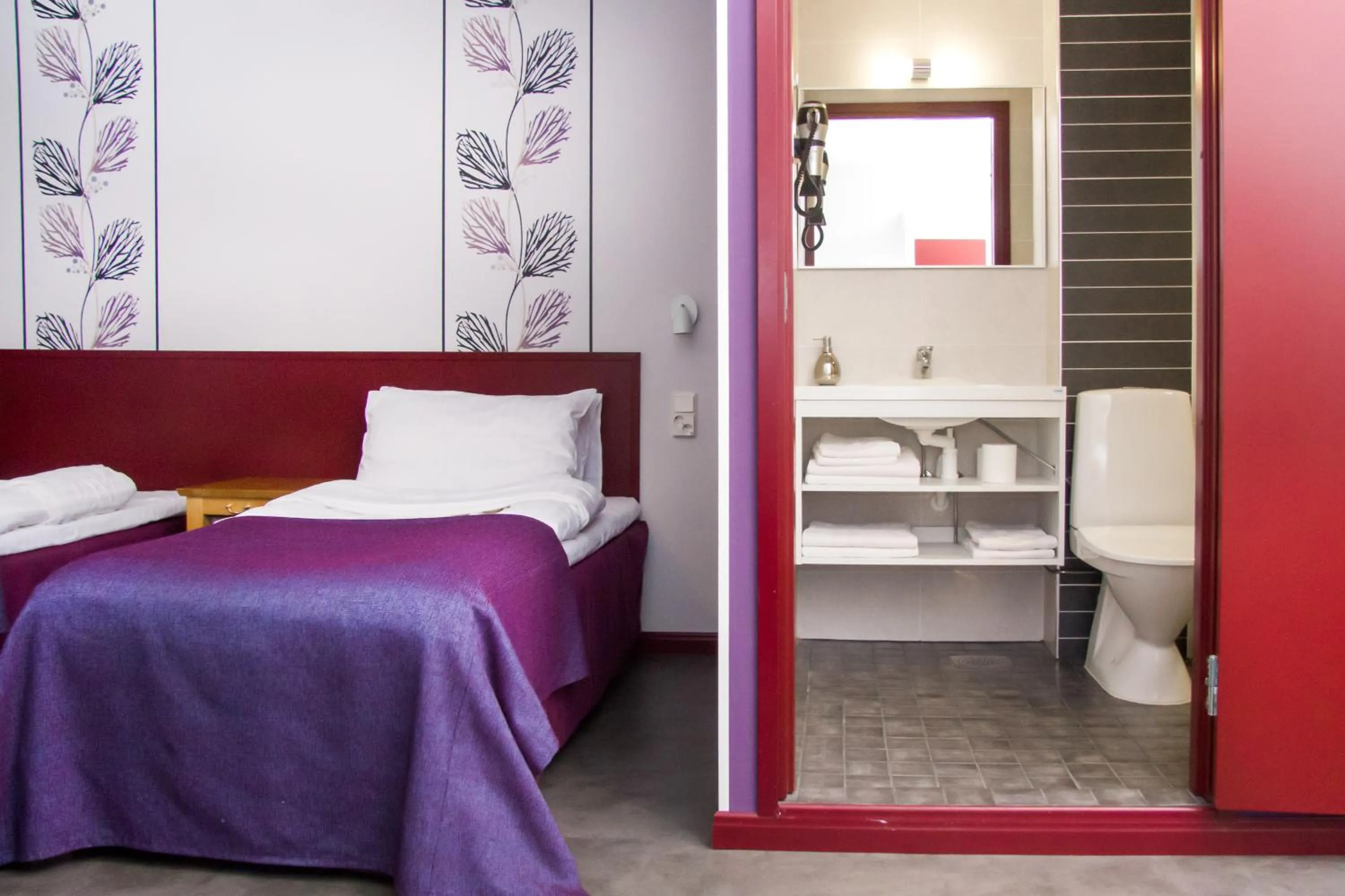 Bathroom, Bed in Hotel Salora