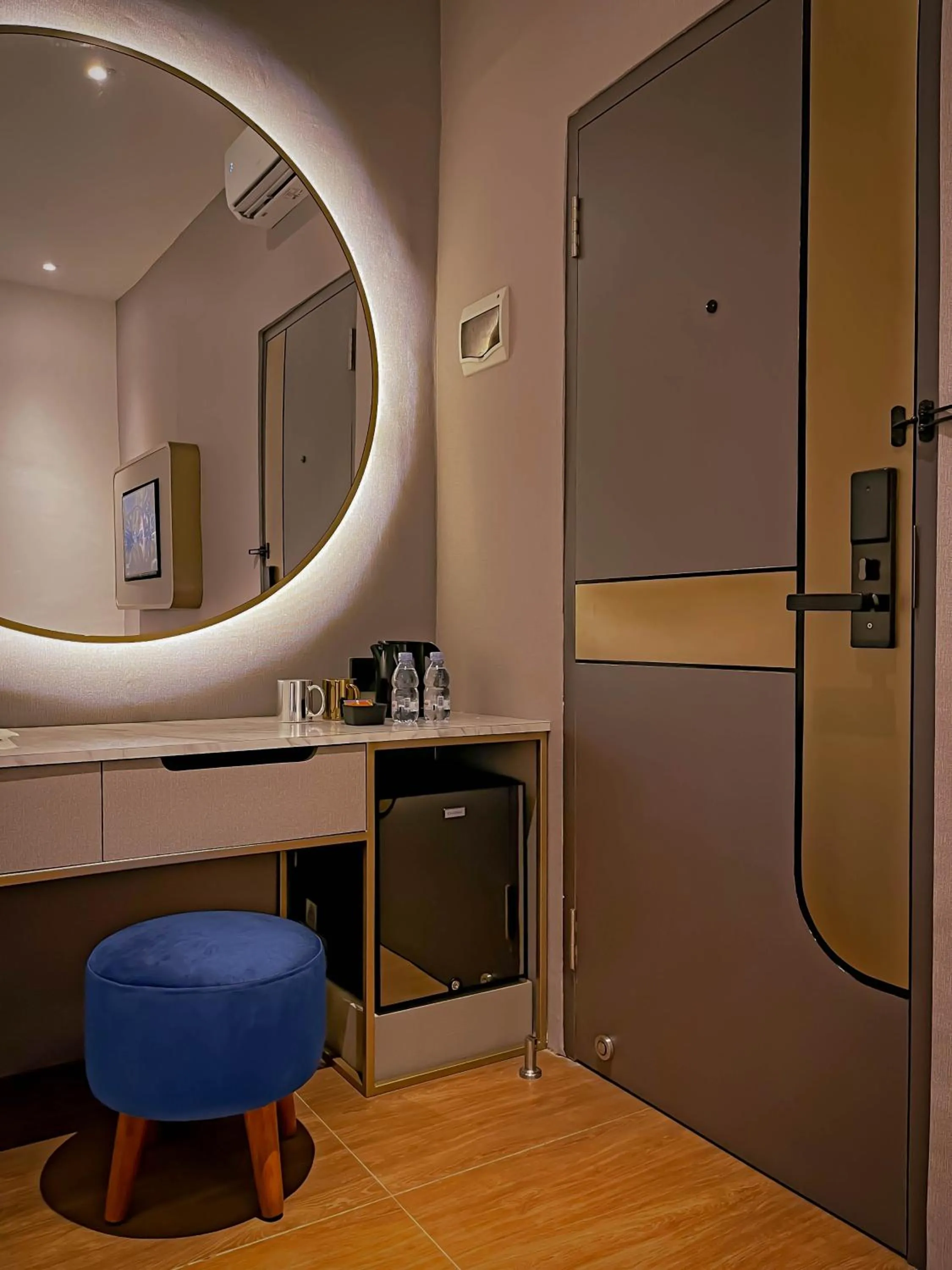 Area and facilities in Qube Hotel by 98hospitality