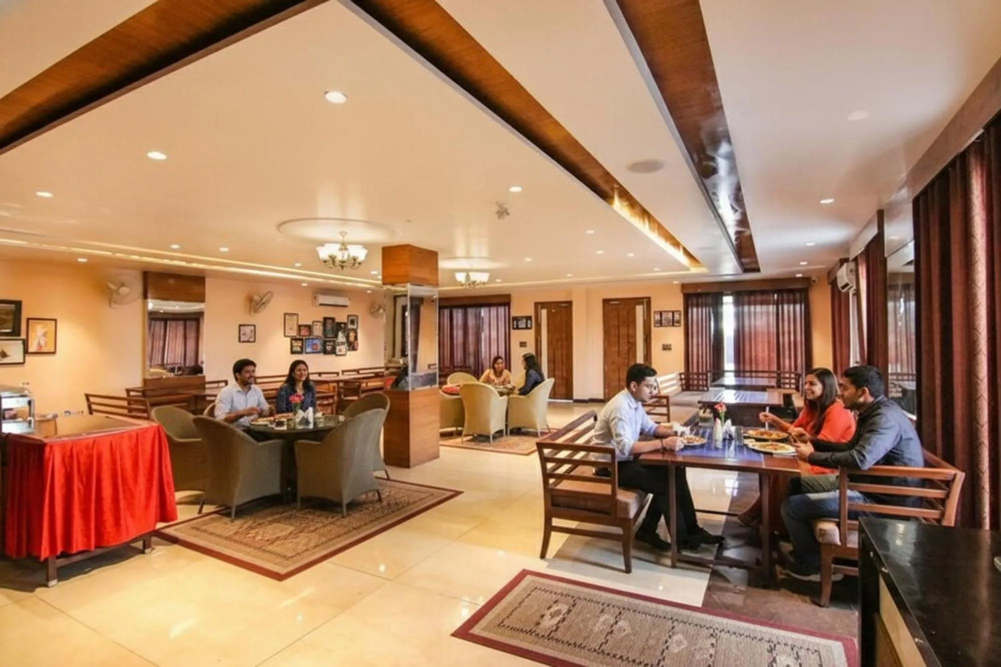 Restaurant/places to eat in FabHotel K9 Regency