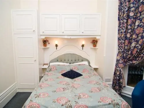 Bedroom in Maranton House Hotel Kensington