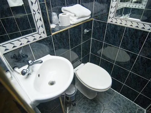 Bathroom in Maranton House Hotel Kensington