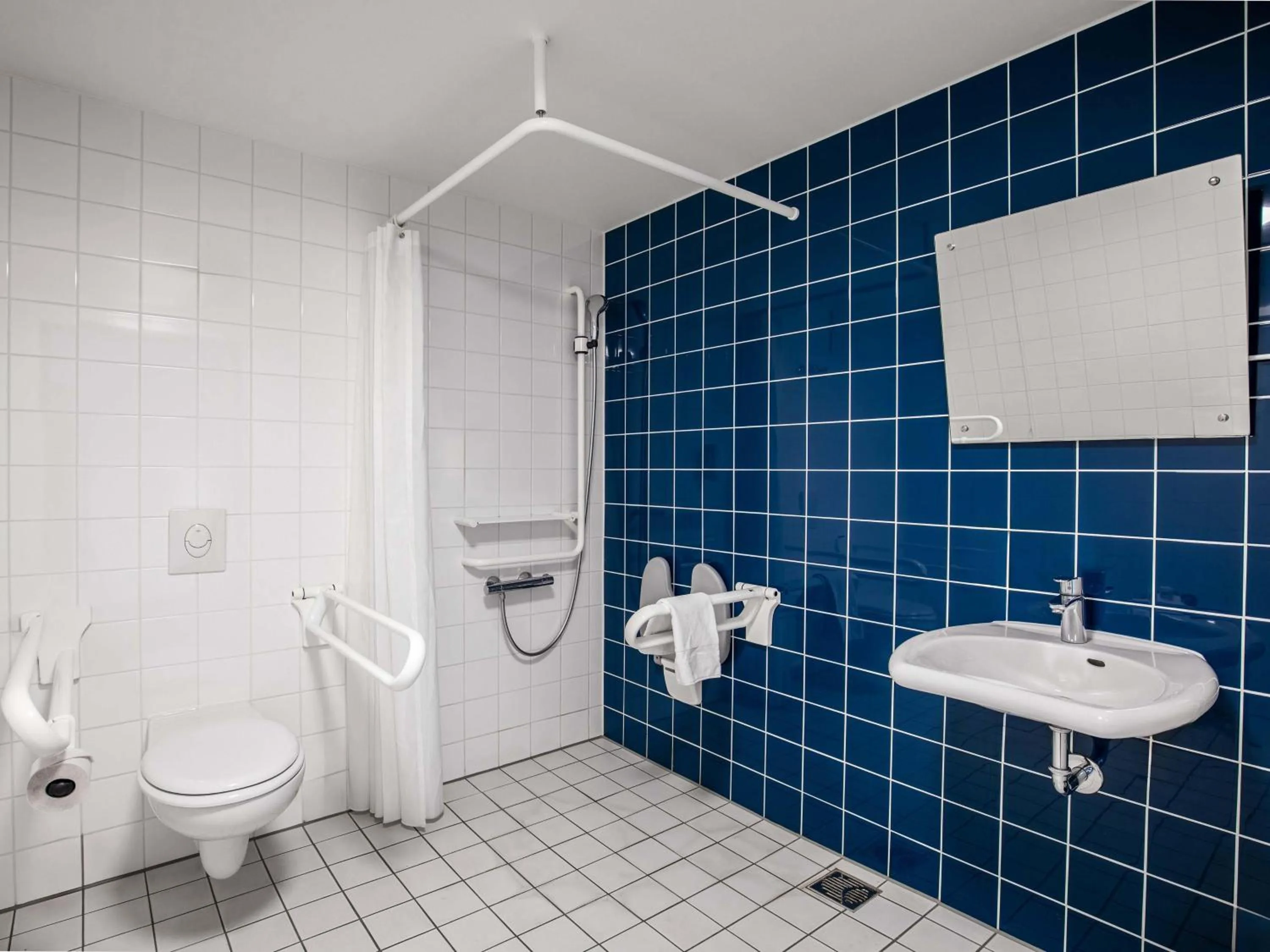 Shower in B&B Hotel Hamburg-Nord