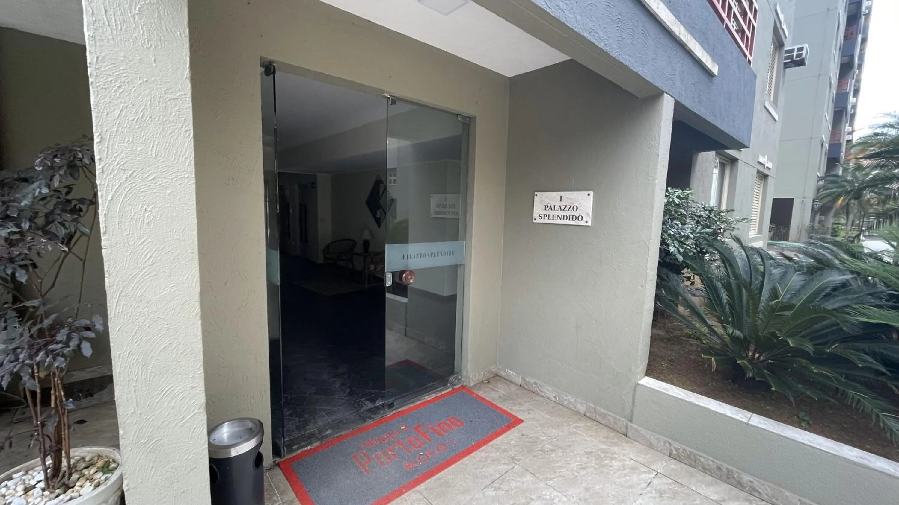 Facade/entrance in Na Enseada c/ Wifi e Ar-Cond.