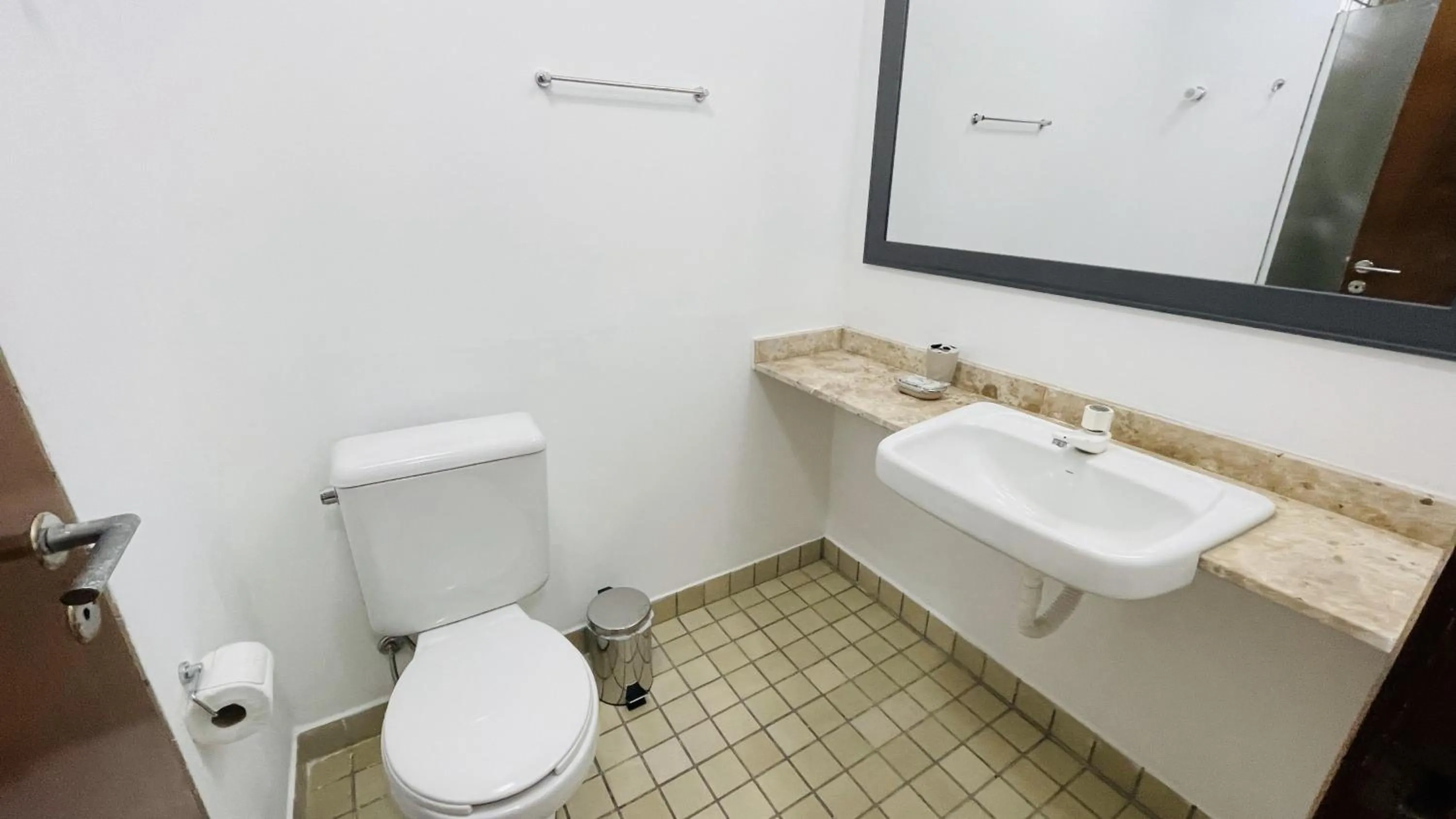 Bathroom in Na Enseada c/ Wifi e Ar-Cond.