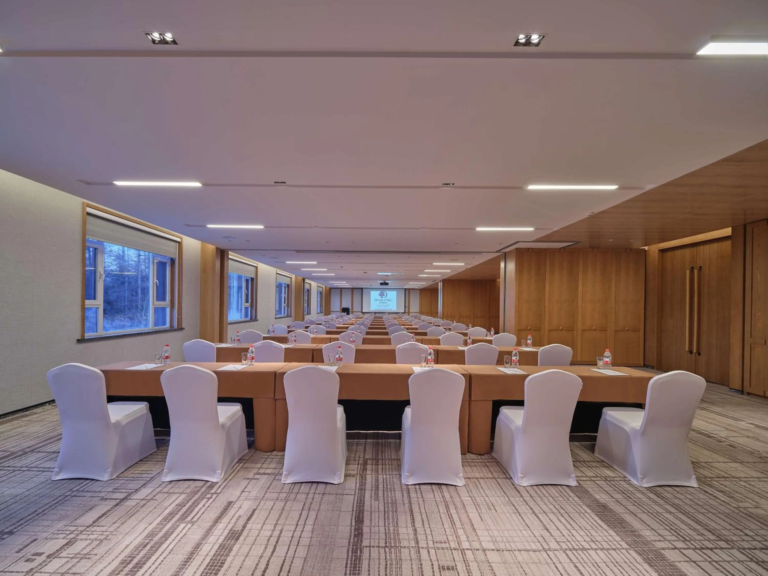 Meeting/conference room in DoubleTree by Hilton Changbaishan Hot Spring