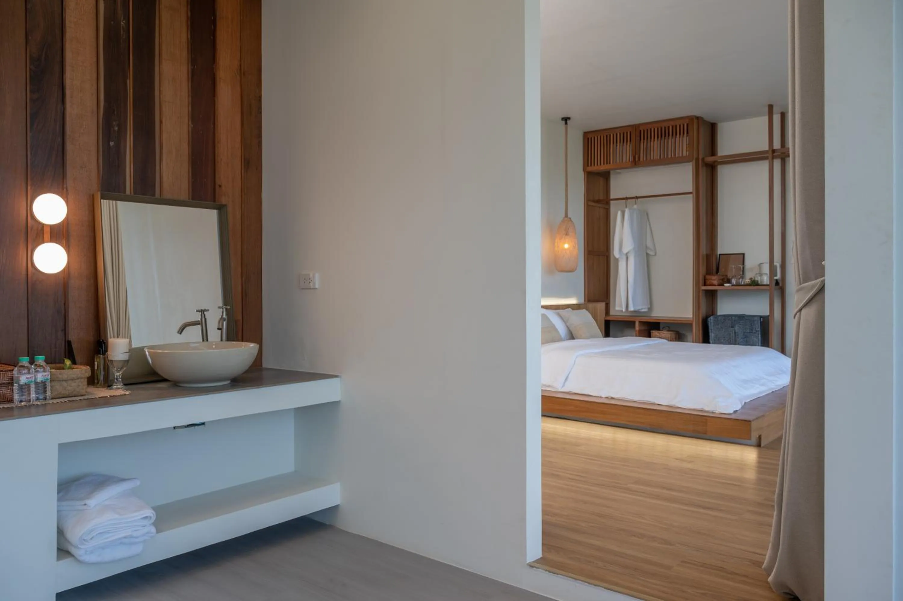 Bathroom, Bed in nai r kaad