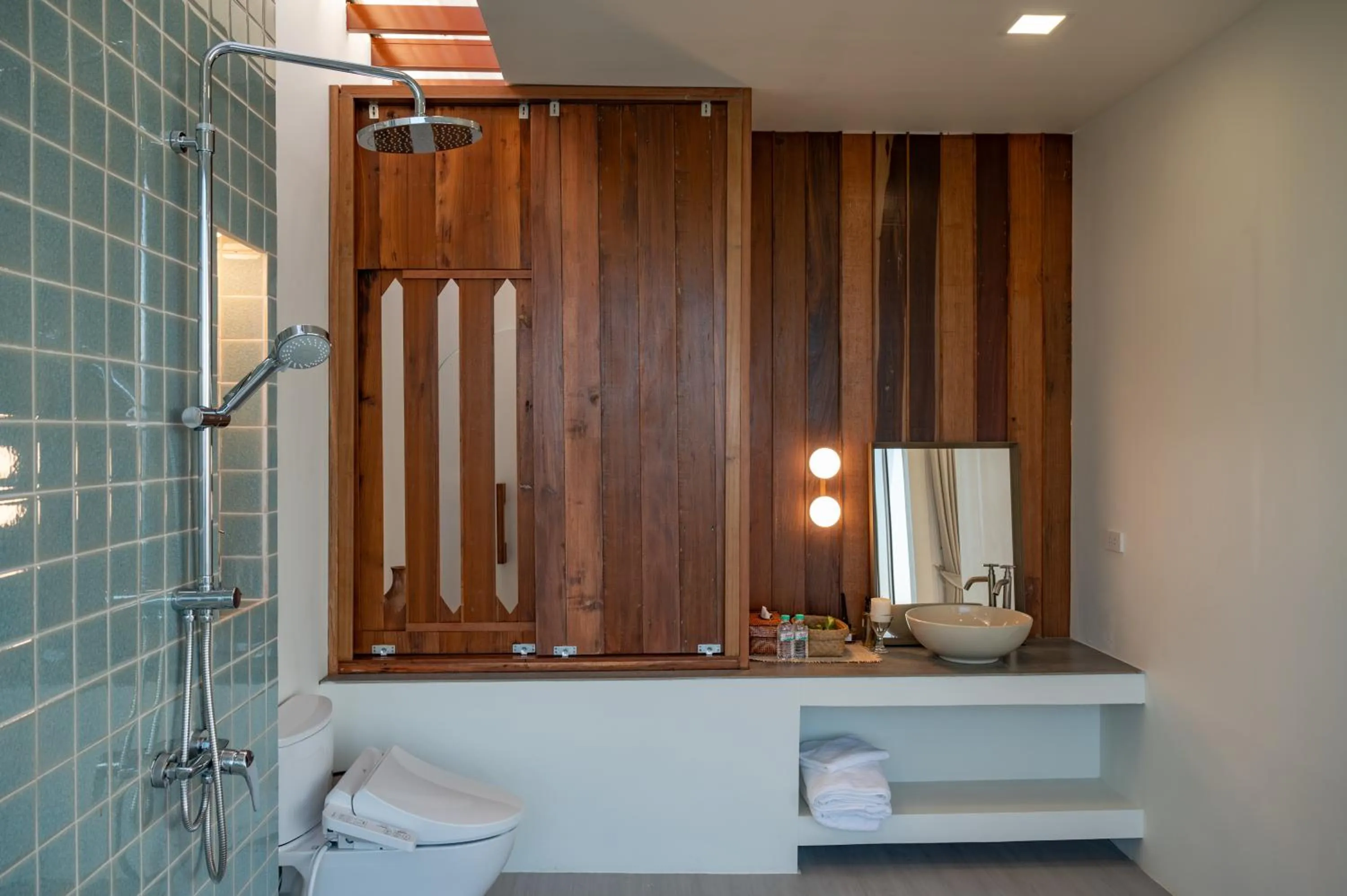 Shower in nai r kaad