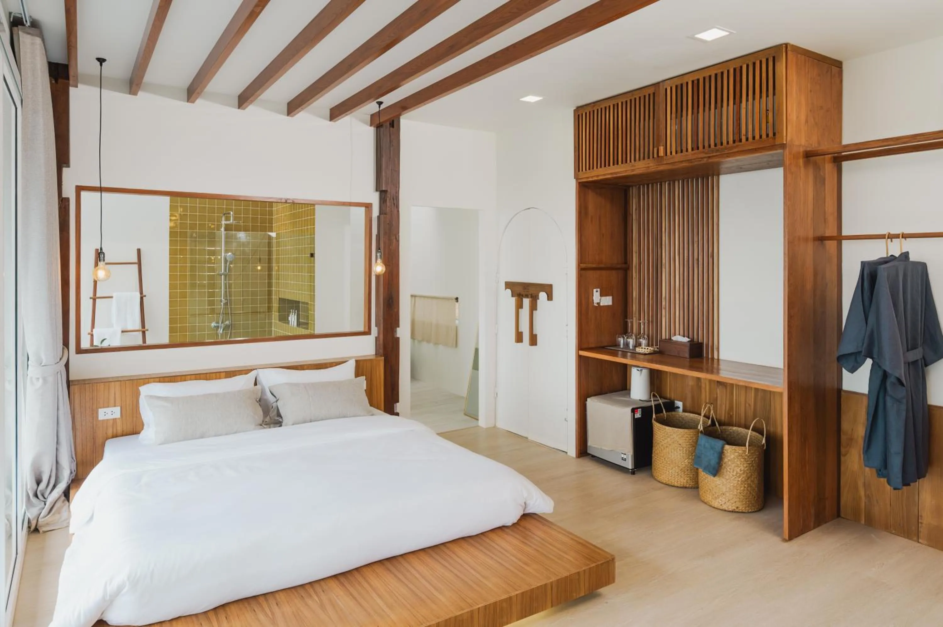 Photo of the whole room, Bed in nai r kaad