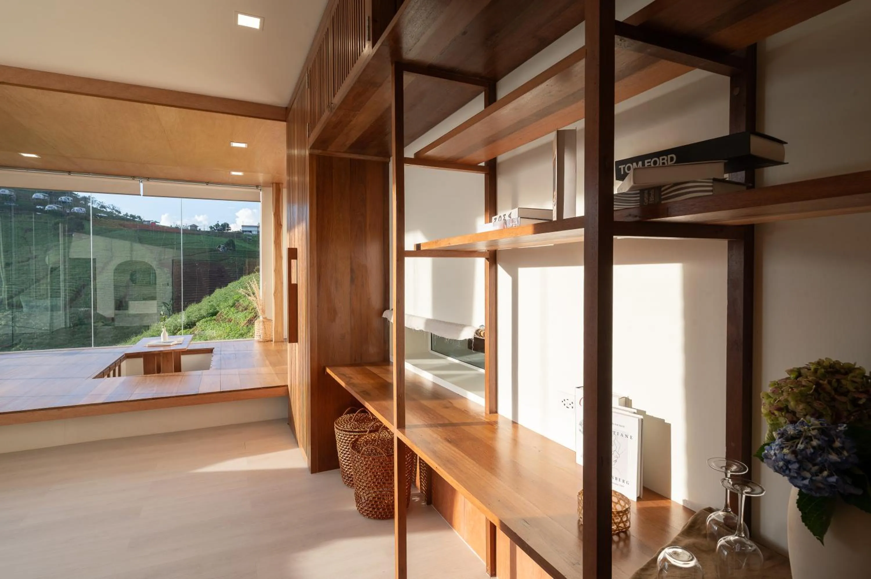 Photo of the whole room, Bed in nai r kaad