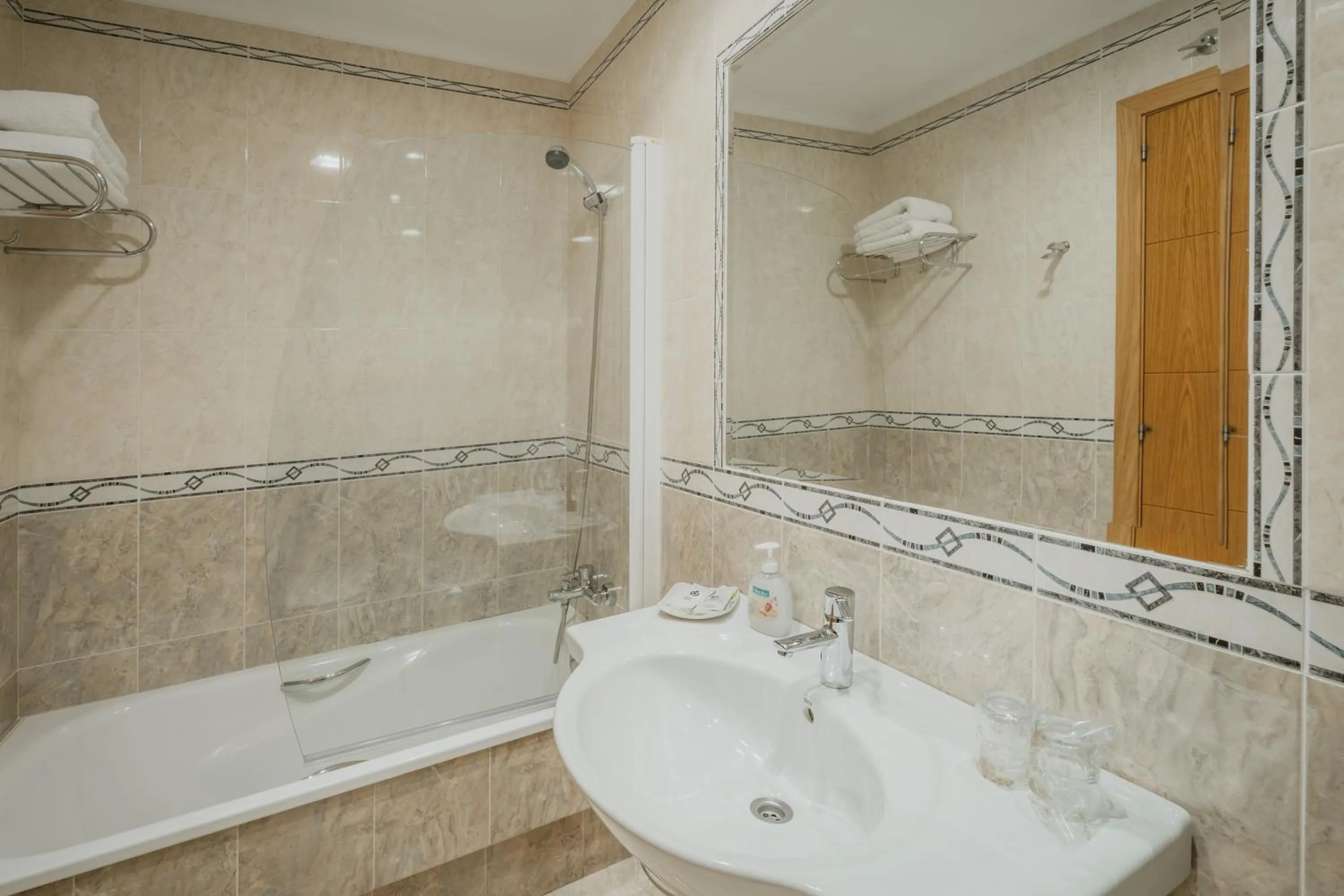 Shower in Hotel Reina Isabel