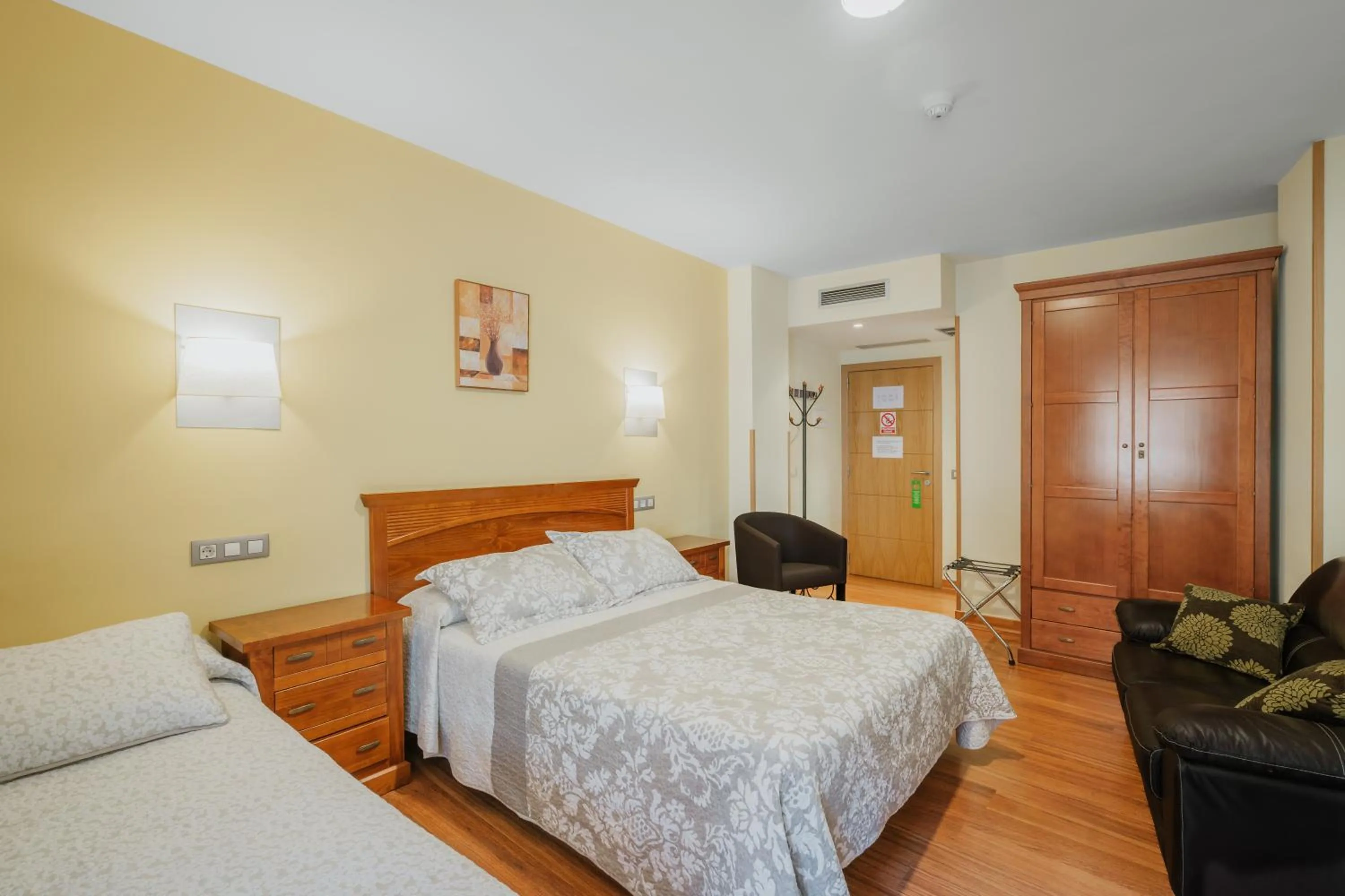 Photo of the whole room, Bed in Hotel Reina Isabel