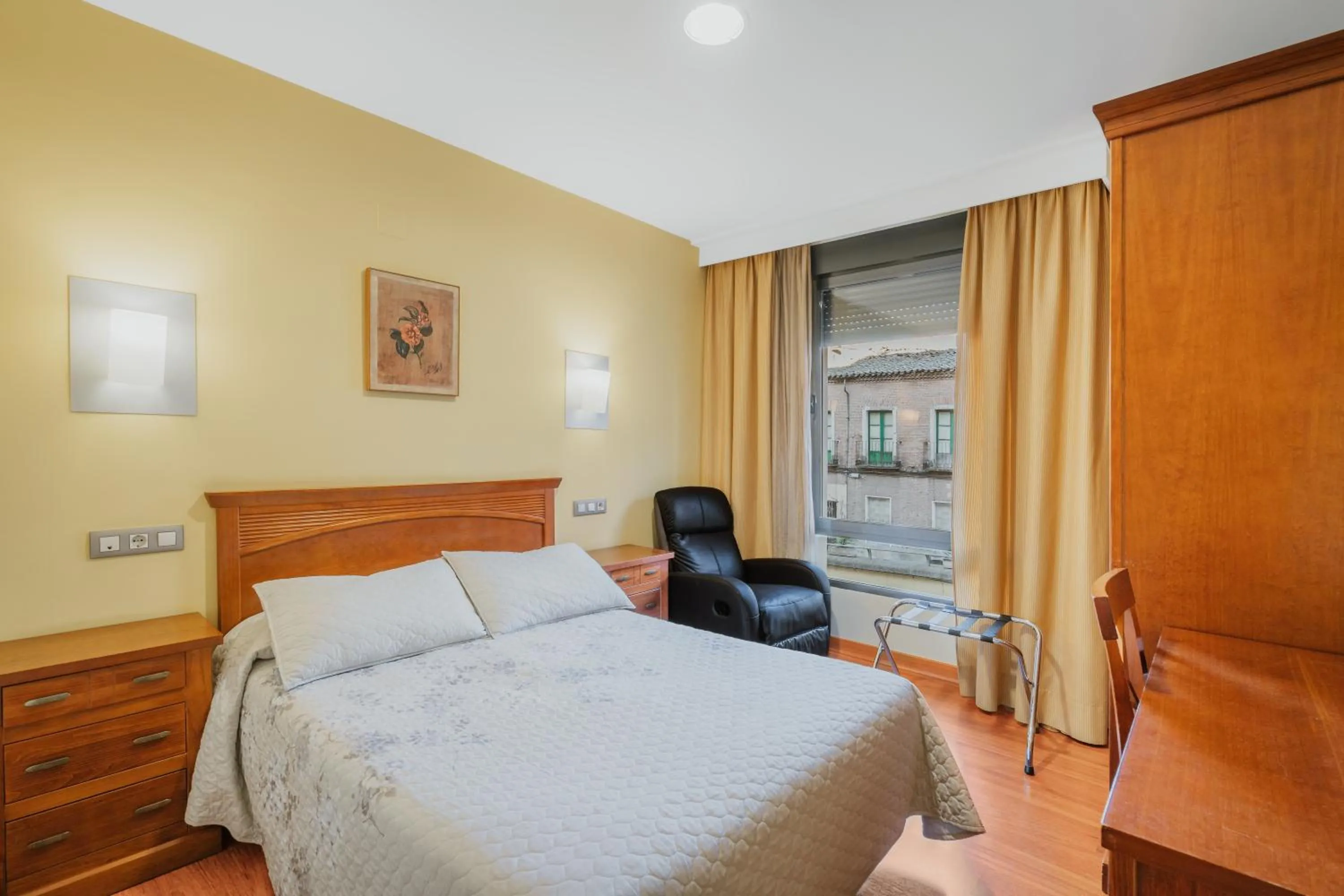 Bedroom, Bed in Hotel Reina Isabel