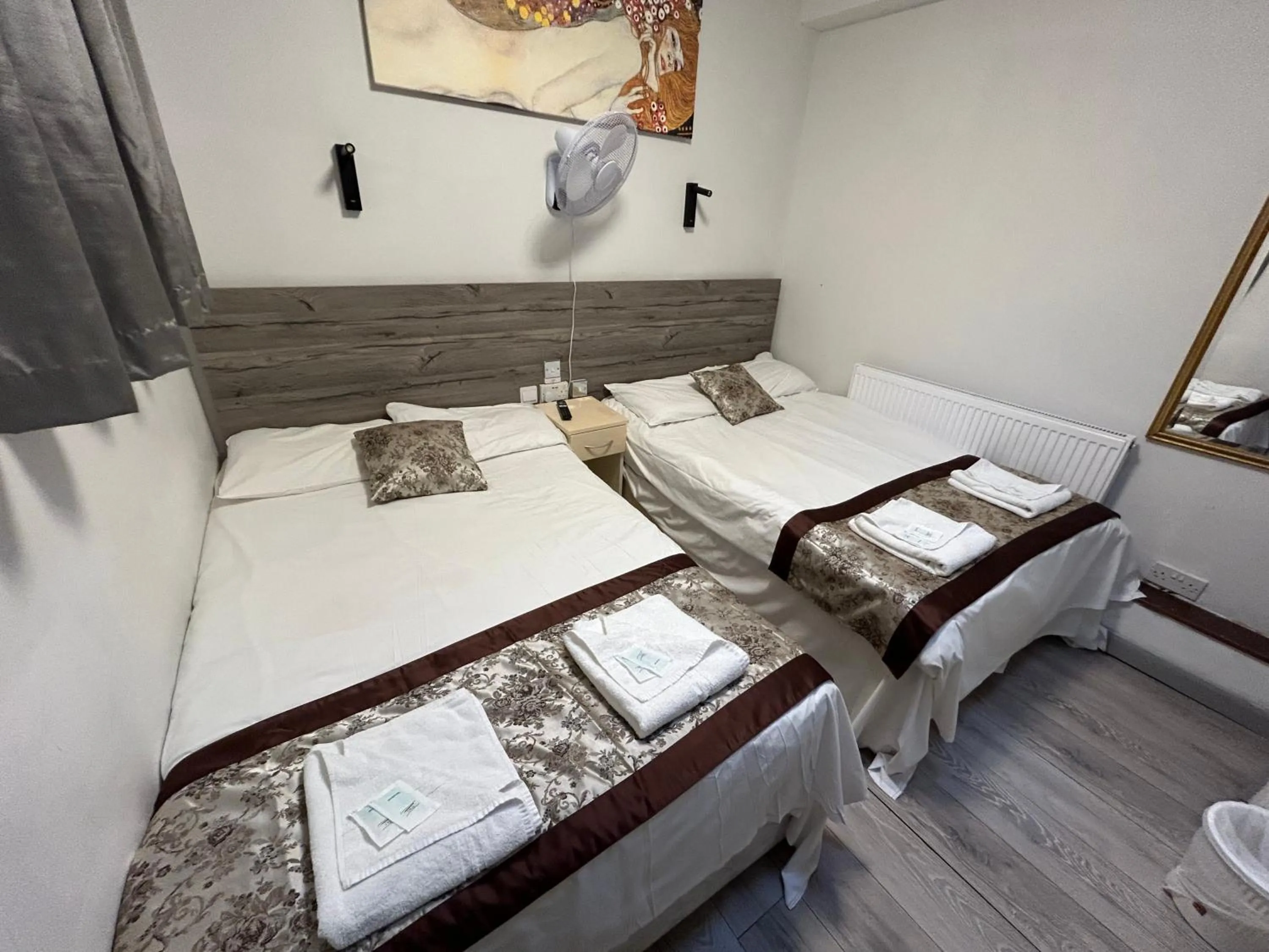 Photo of the whole room, Bed in Earls Court Hotel