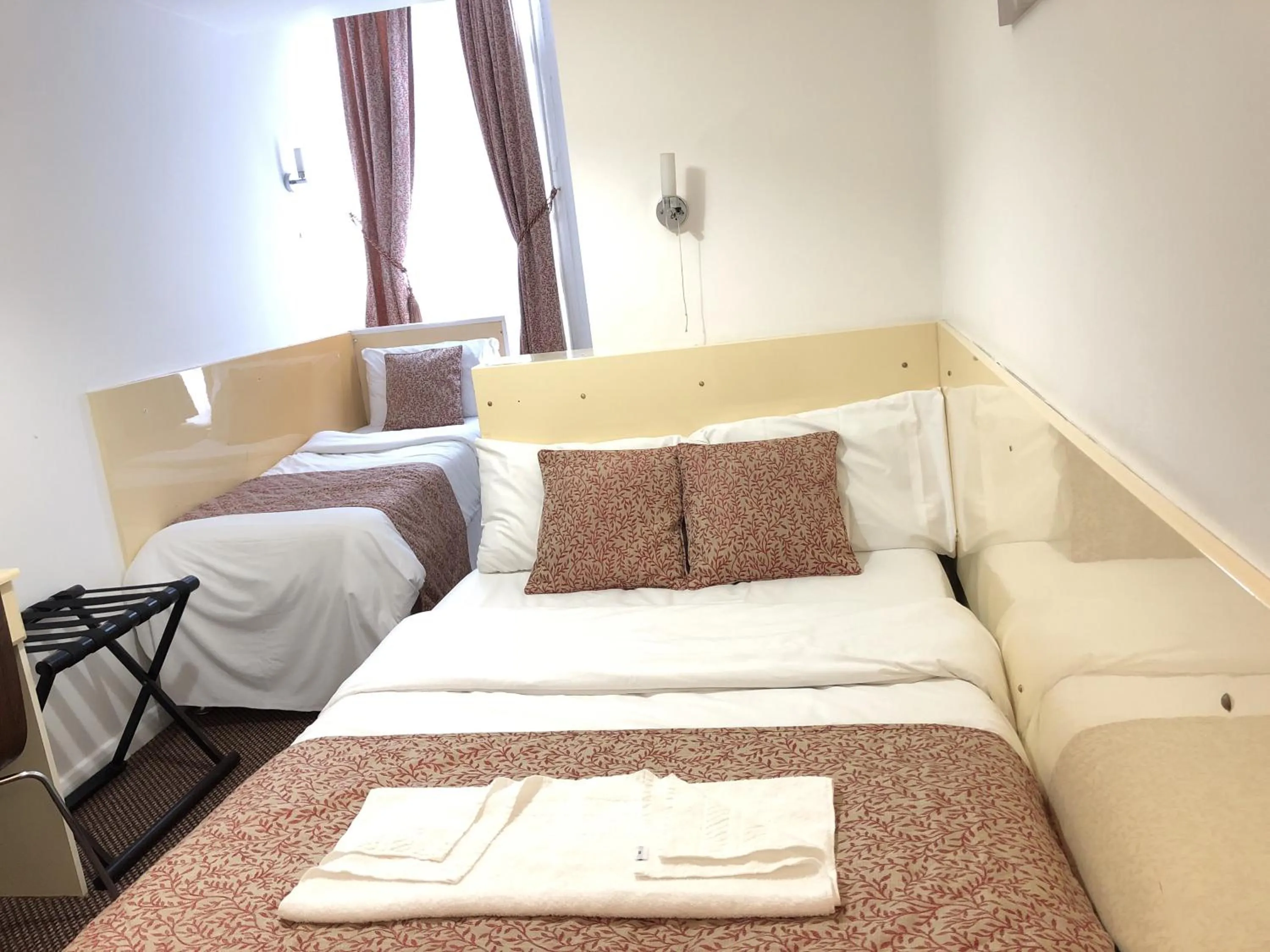 Photo of the whole room, Bed in Earls Court Hotel