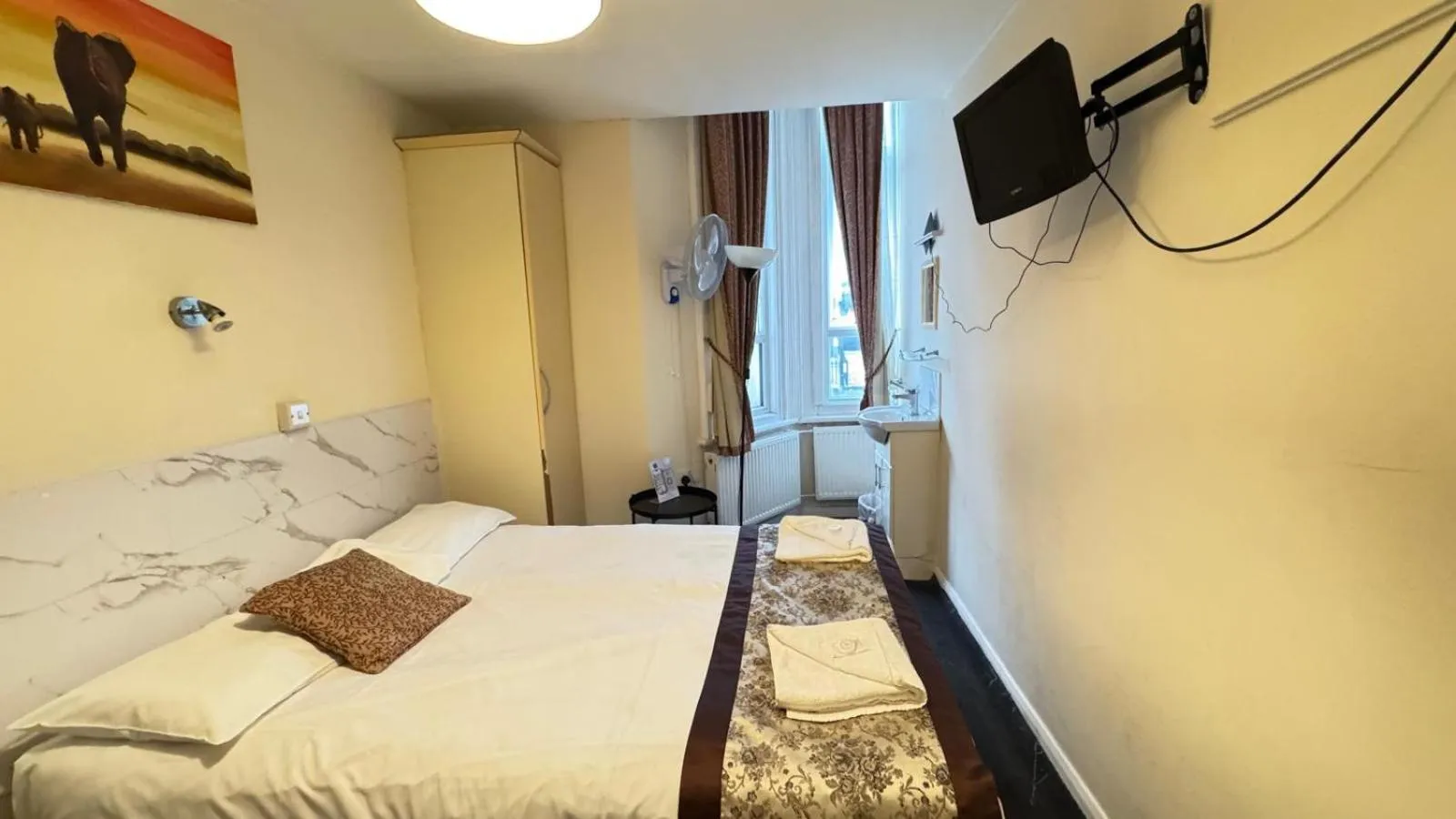 TV and multimedia, Bed in Earls Court Hotel