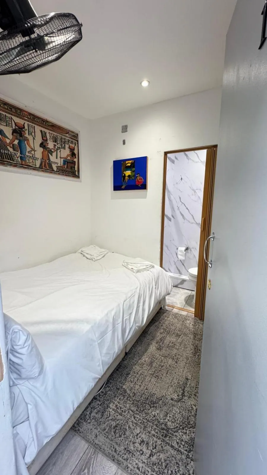 Photo of the whole room, Bed in Earls Court Hotel