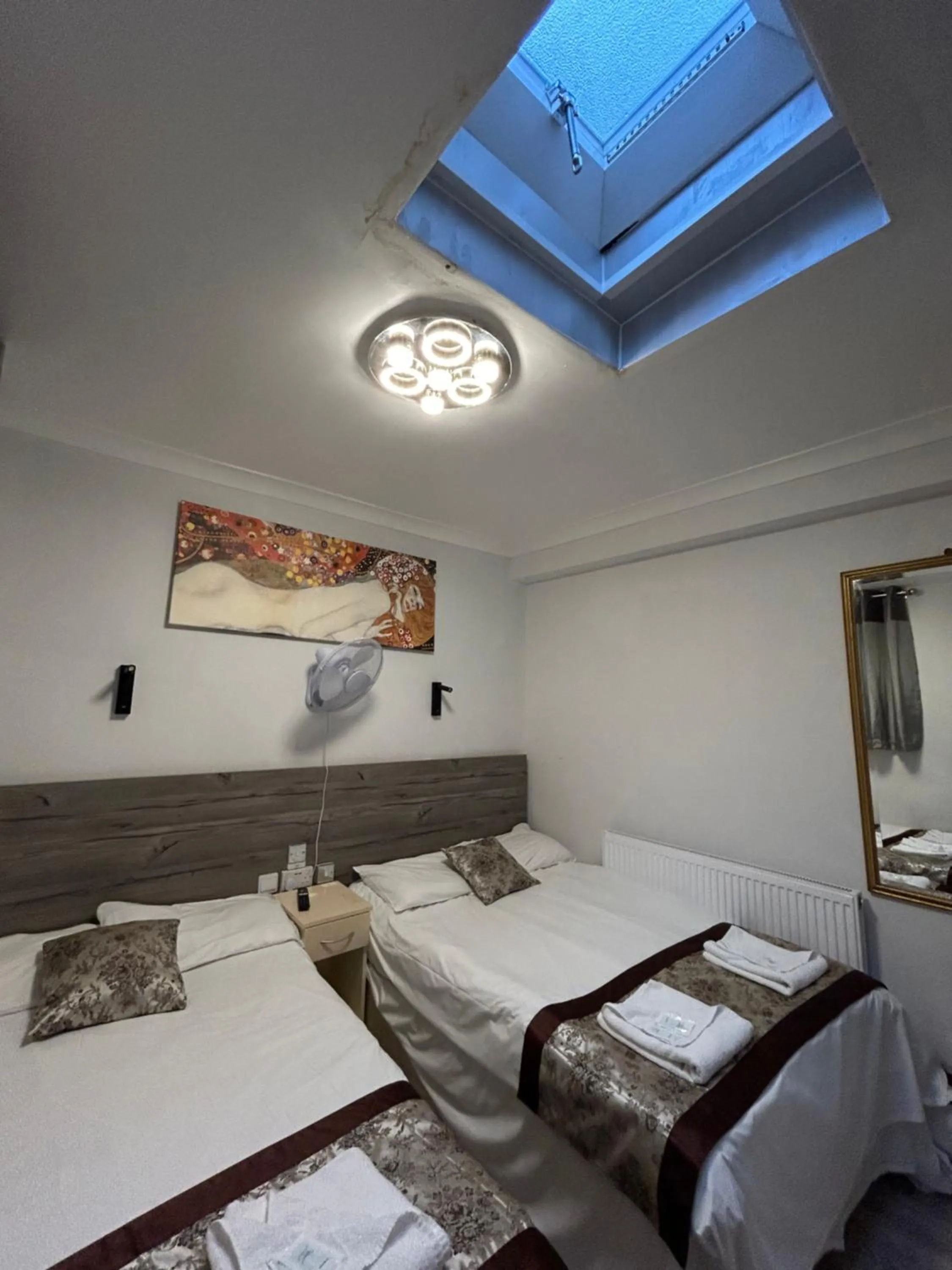 Photo of the whole room, Bed in Earls Court Hotel