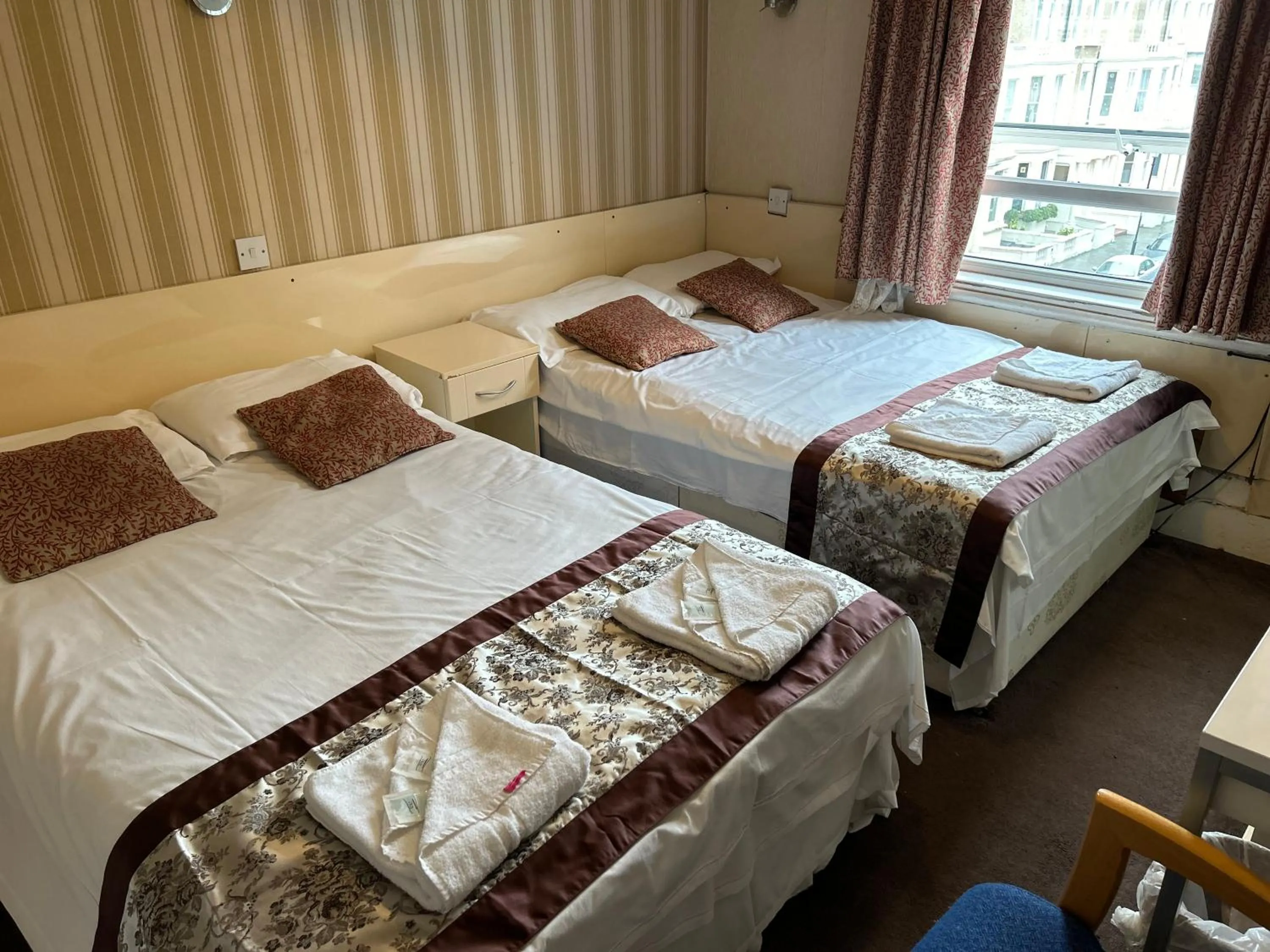 Photo of the whole room, Bed in Earls Court Hotel
