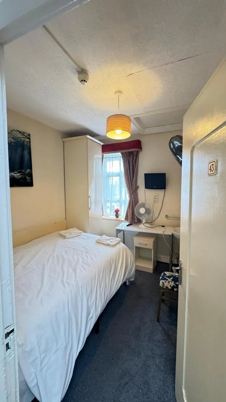 Photo of the whole room, Bed in Earls Court Hotel