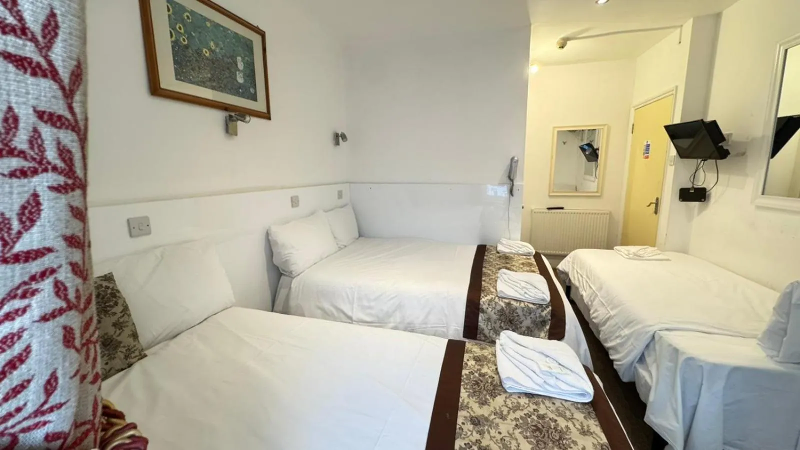 View (from property/room), Bed in Earls Court Hotel