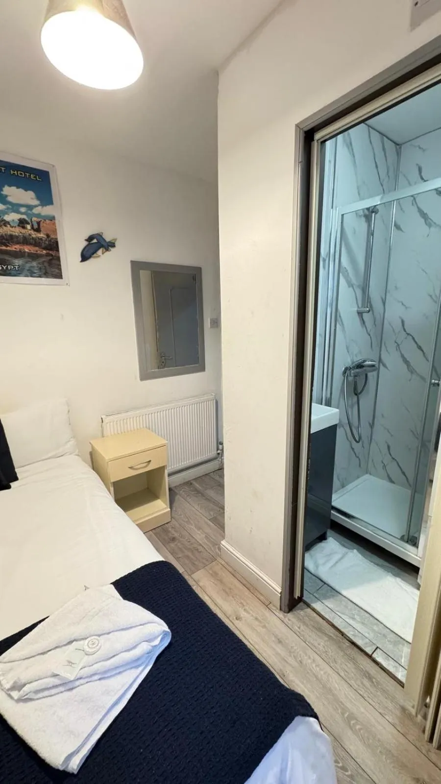 Shower, Bed in Earls Court Hotel