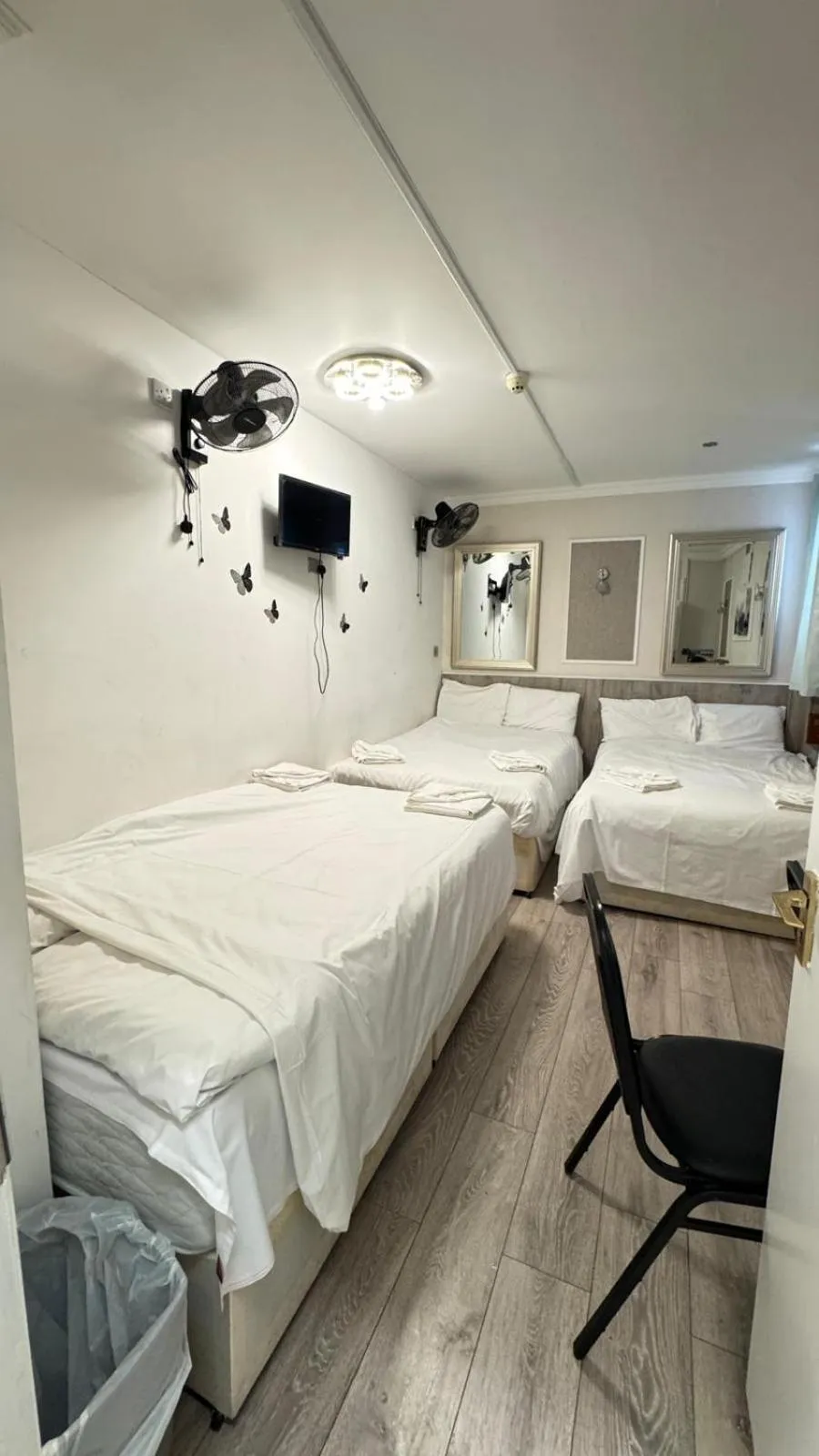 Photo of the whole room, Bed in Earls Court Hotel