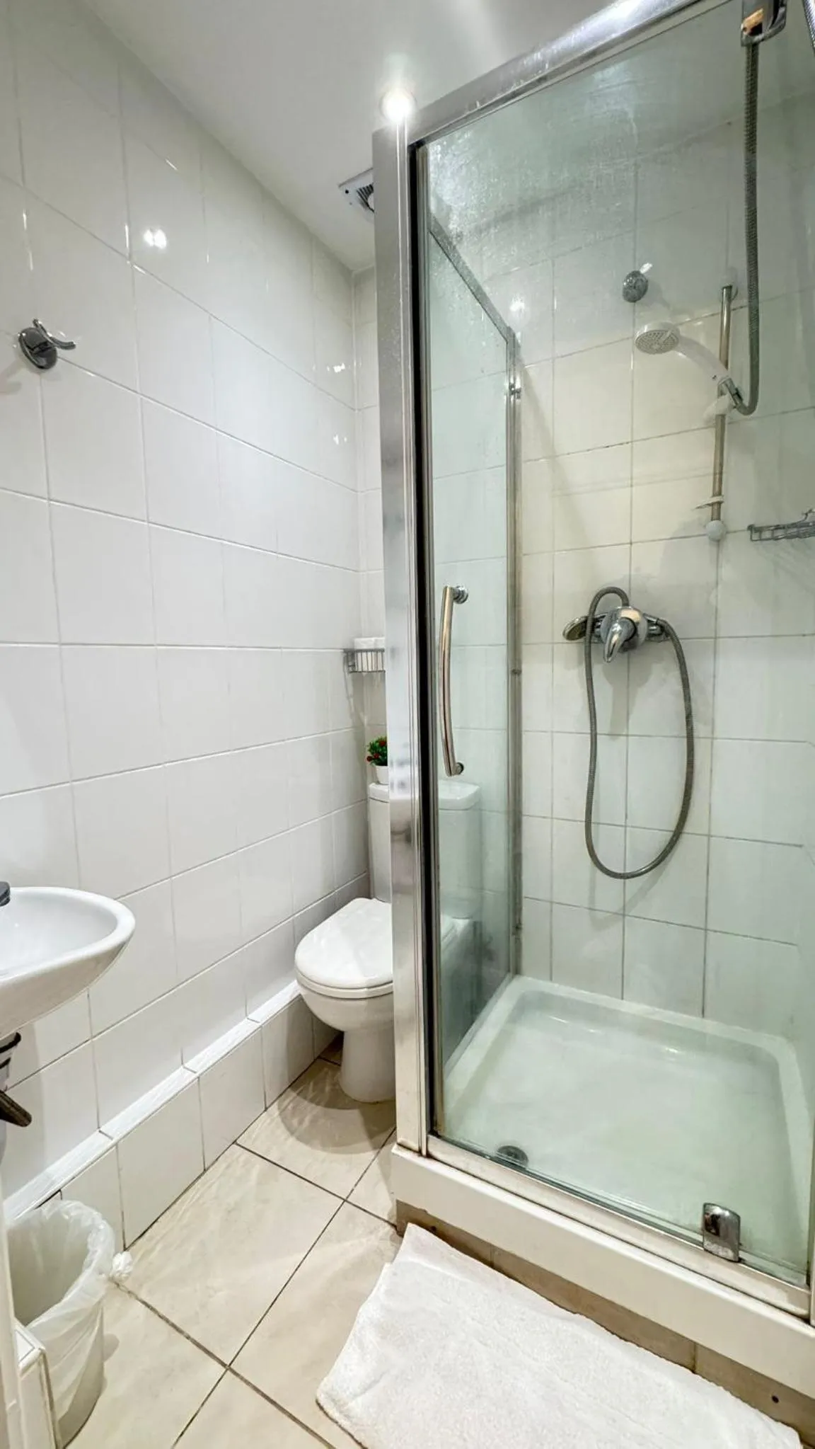 Toilet in Earls Court Hotel