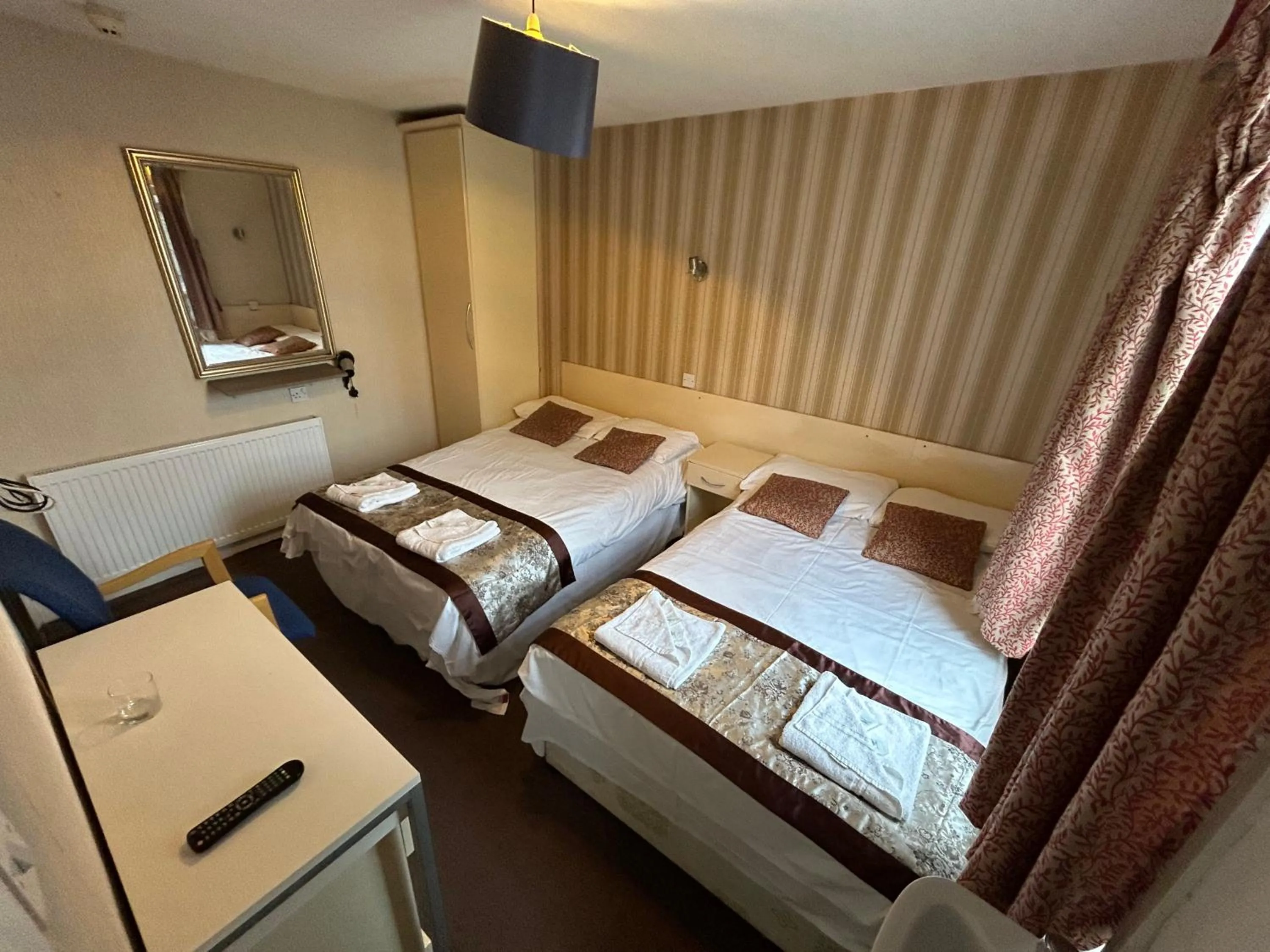 Photo of the whole room, Bed in Earls Court Hotel